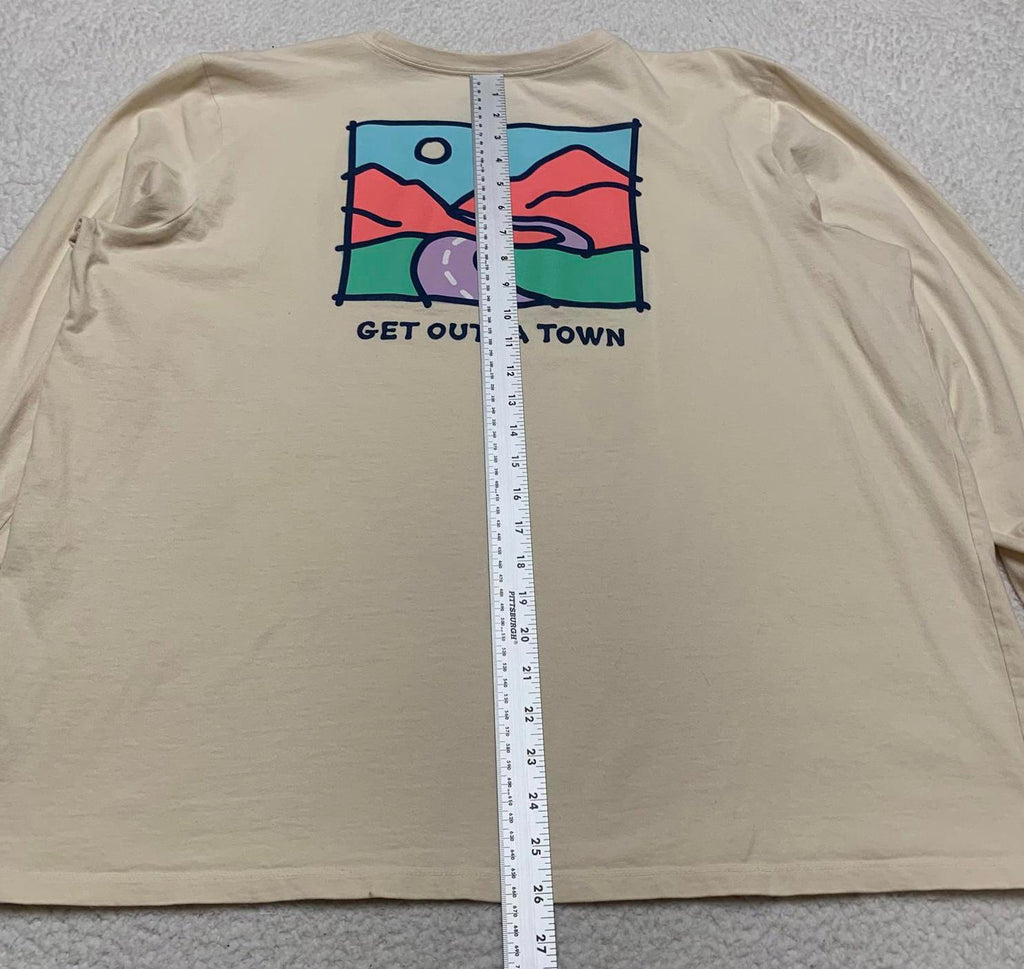 Camiseta XXL beige de manga larga "Life is Good" para mujer - Diseño "Get Outta Town"