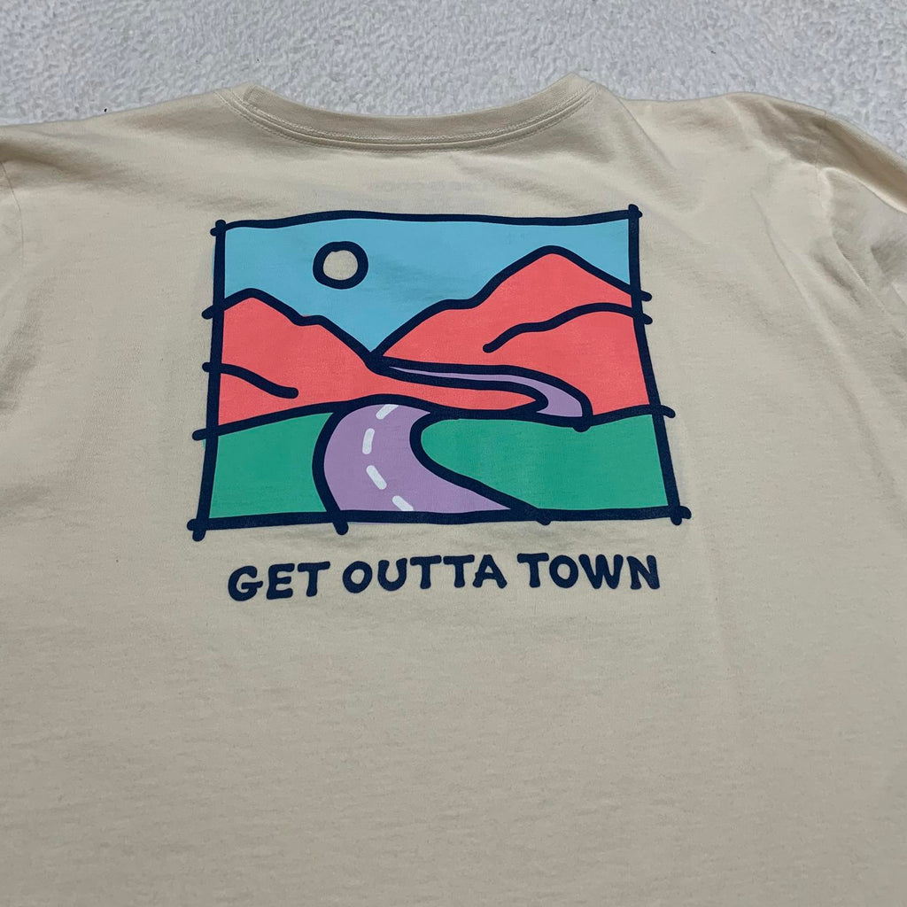 Camiseta XXL beige de manga larga "Life is Good" para mujer - Diseño "Get Outta Town"