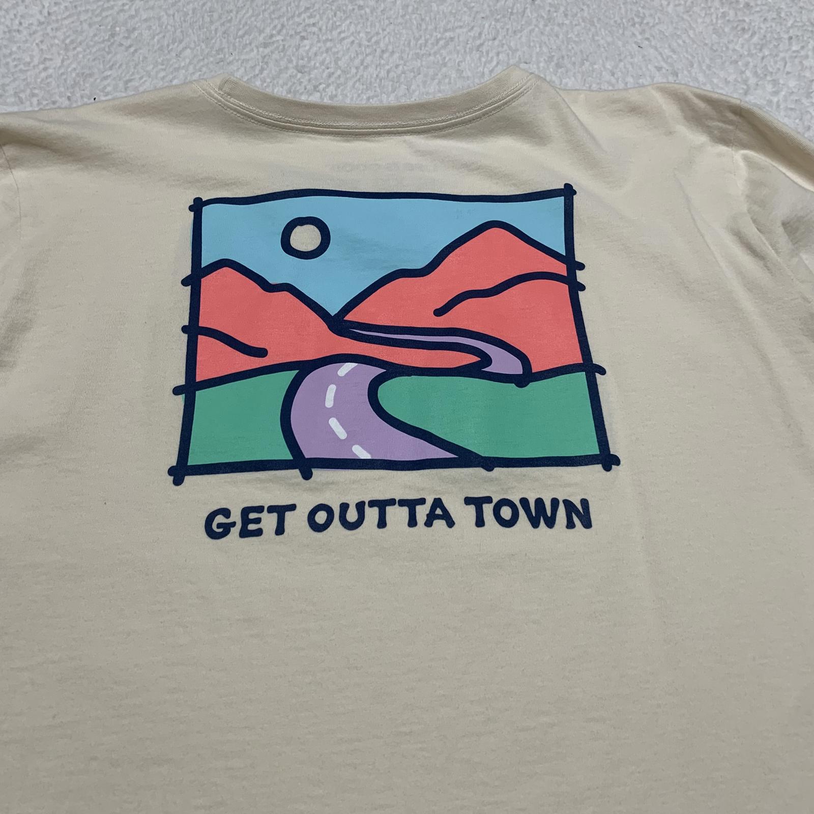 Camiseta XXL beige de manga larga "Life is Good" para mujer - Diseño "Get Outta Town"