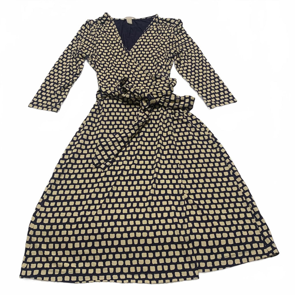 Vestido cruzado con escote en V y mangas 3/4 en color beige y negro de Banana Republic para mujer