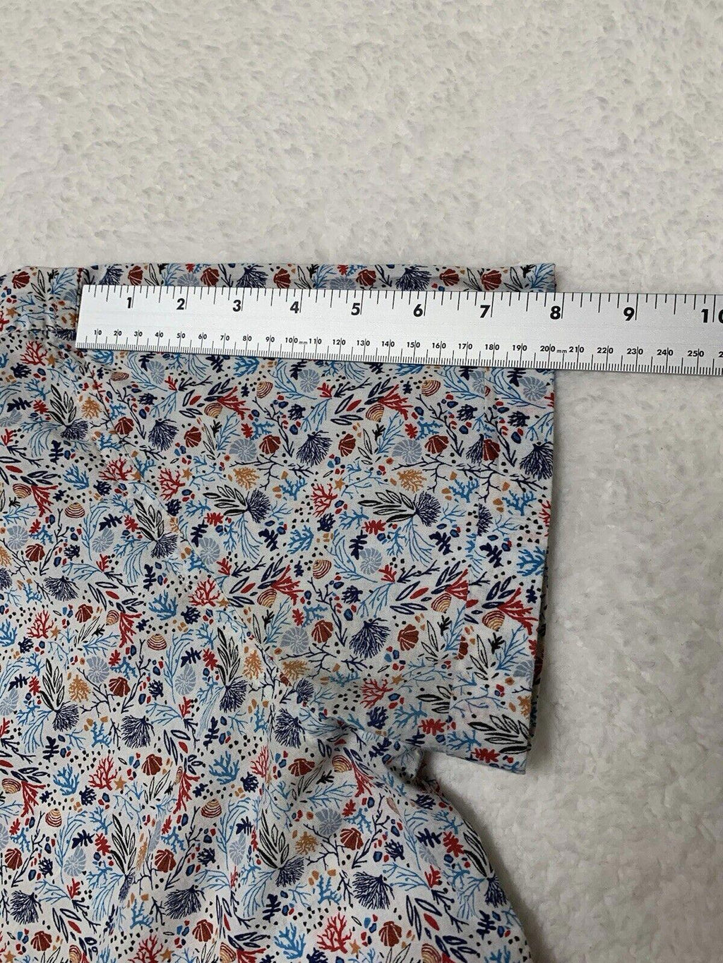 Camisa informal de manga corta y corte entallado con botones de Zara, talla M, estampado de conchas marinas