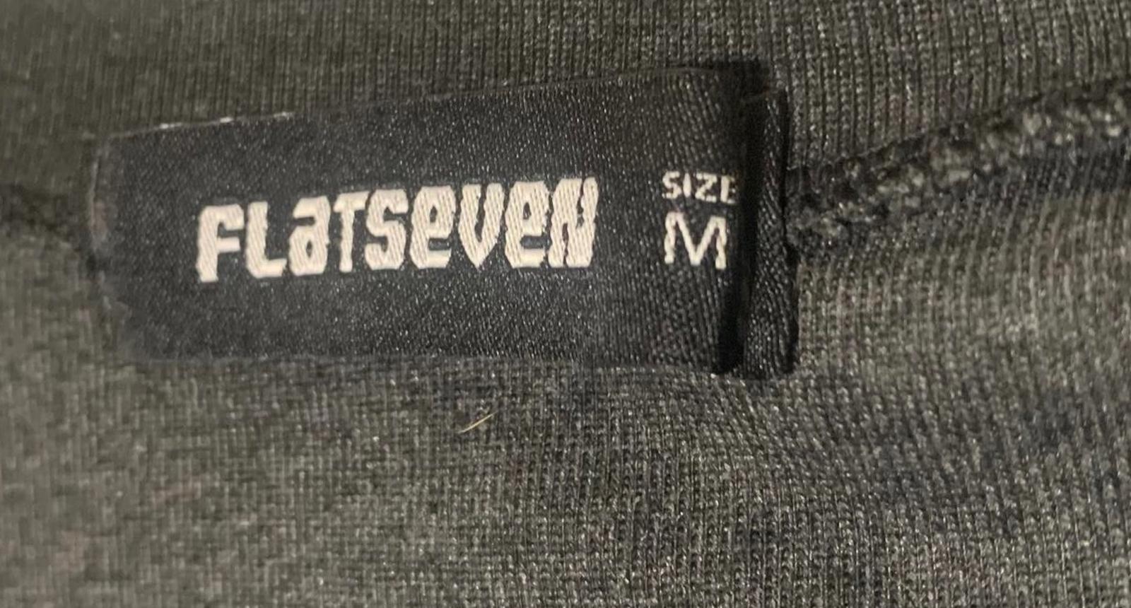 Suéter tipo cárdigan minimalista con botones en gris carbón de Flatseven para mujer, talla M