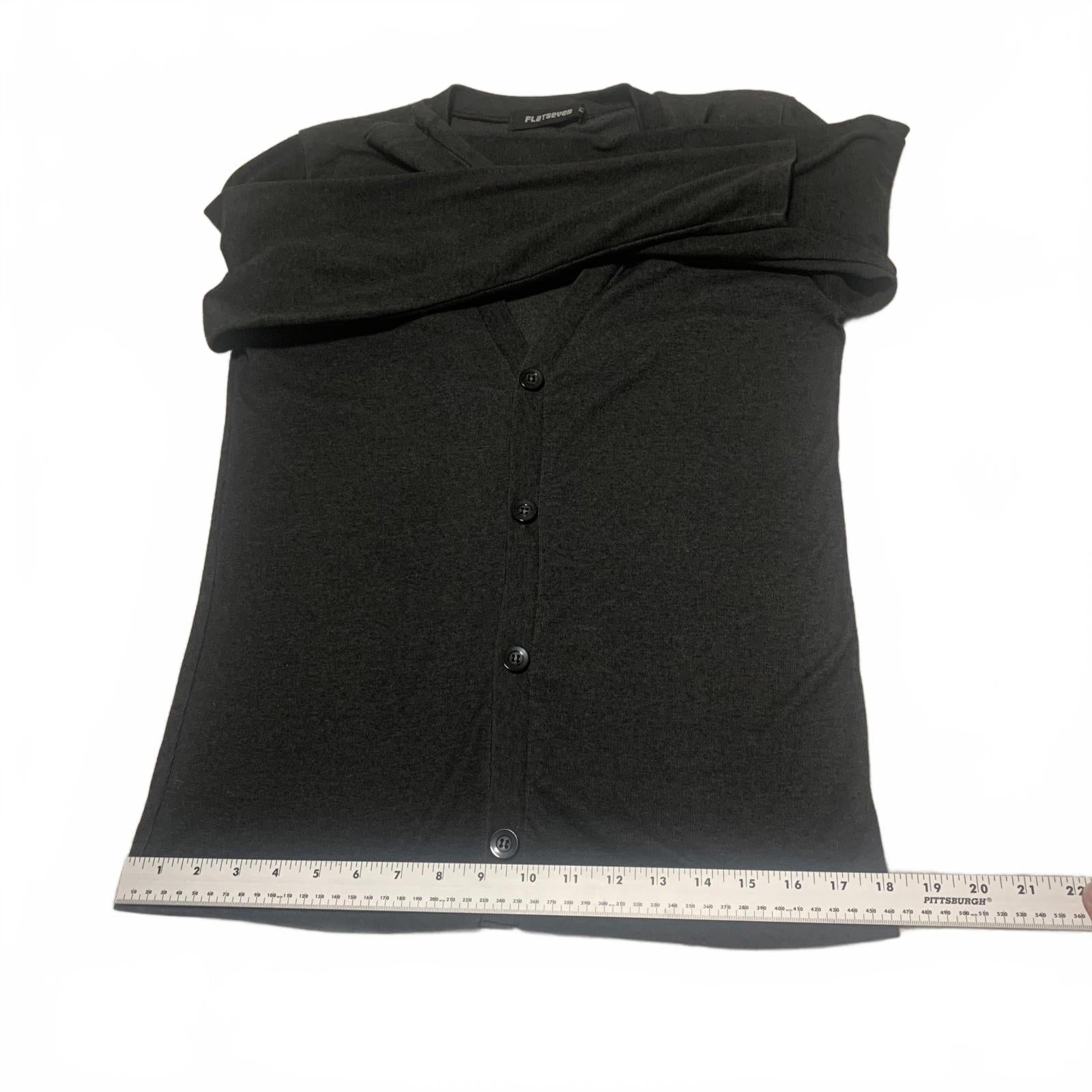 Suéter tipo cárdigan minimalista con botones en gris carbón de Flatseven para mujer, talla M