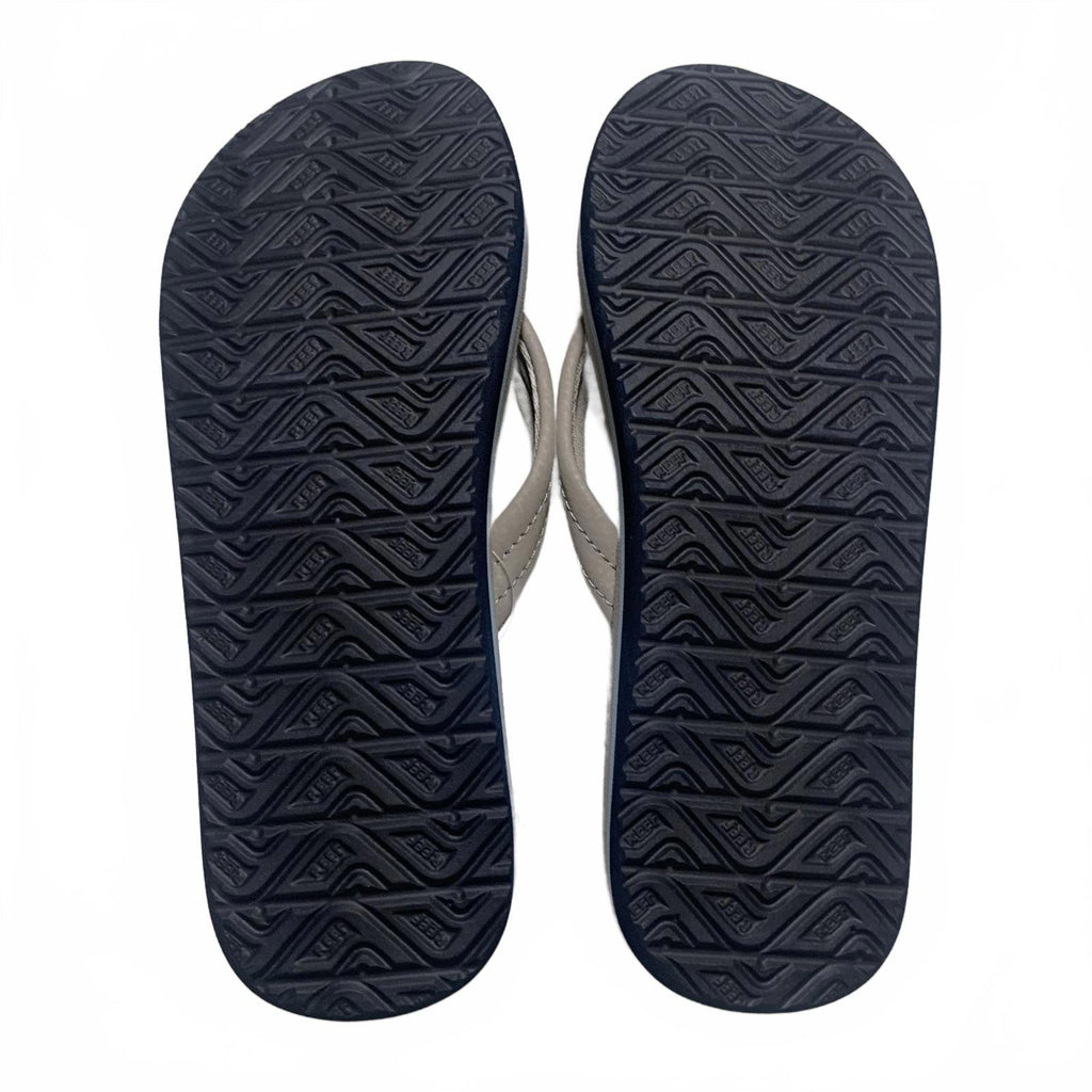 Chanclas Reef Kids Ahi talla 3 color canela con diseño de tiburones, divertidas y elegantes