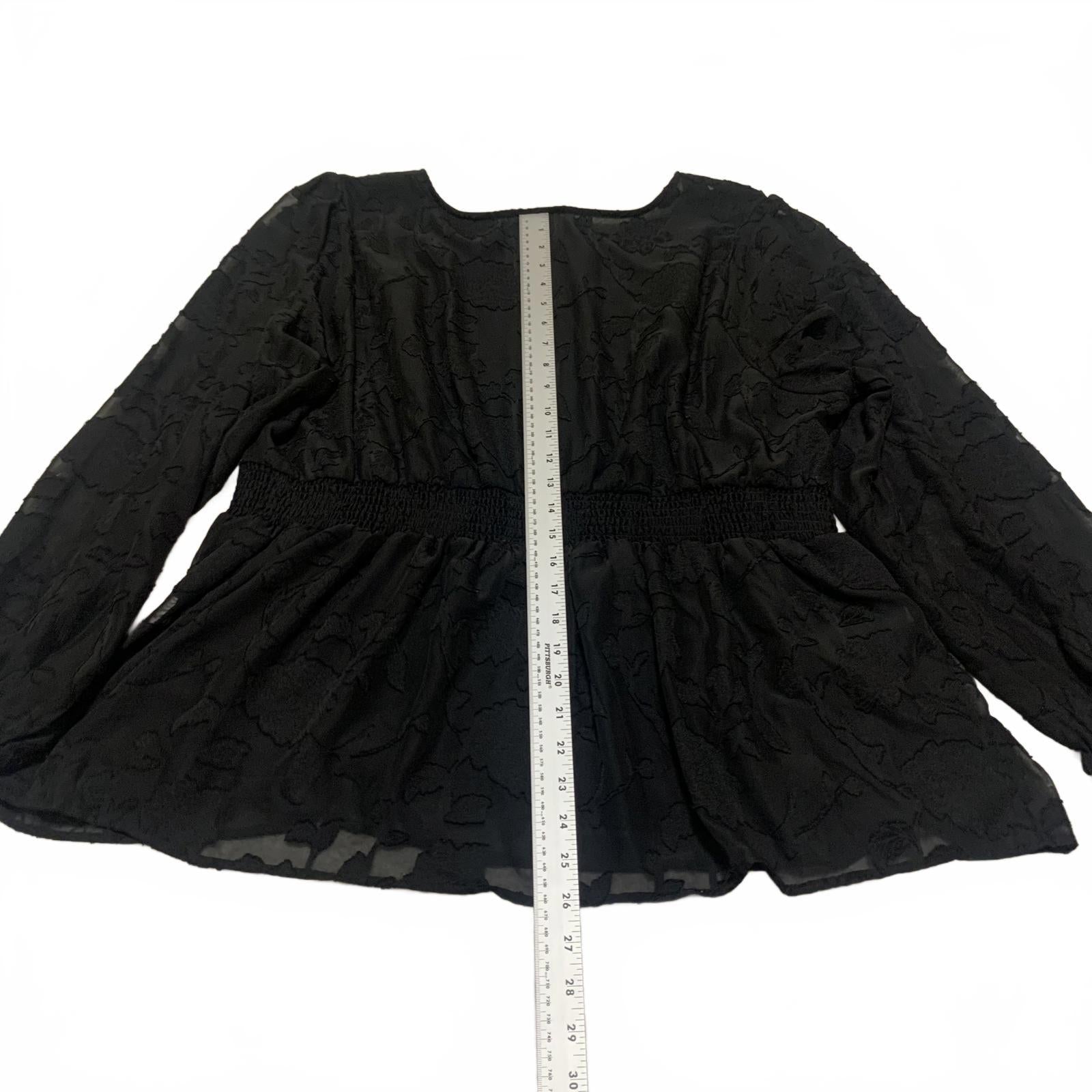 Blusa peplum de manga larga negra Torrid para mujer, talla 3, con estampado floral texturizado