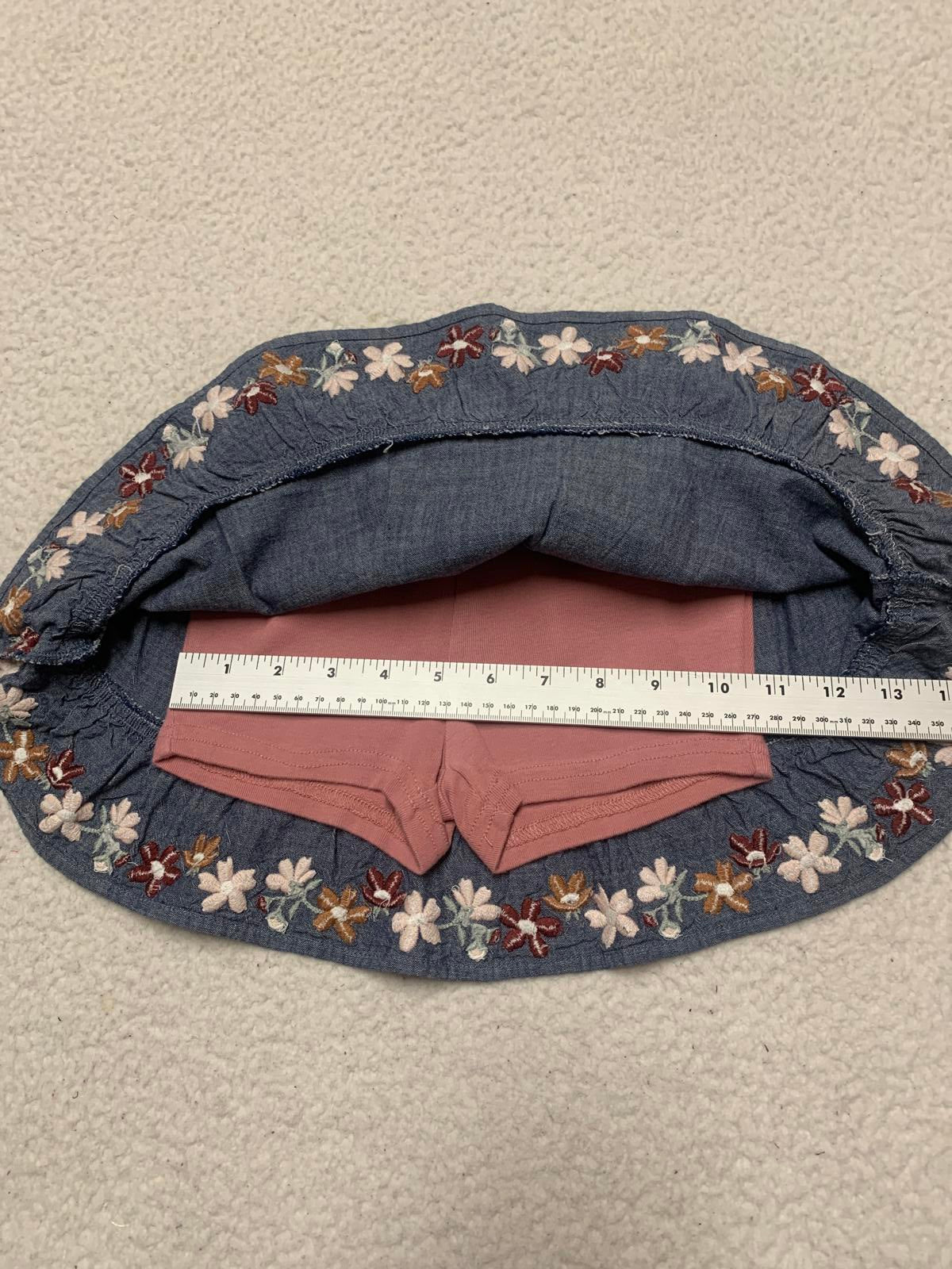 Falda vaquera azul con bordado floral y pantalones cortos rosas para niñas Gymboree talla 3T