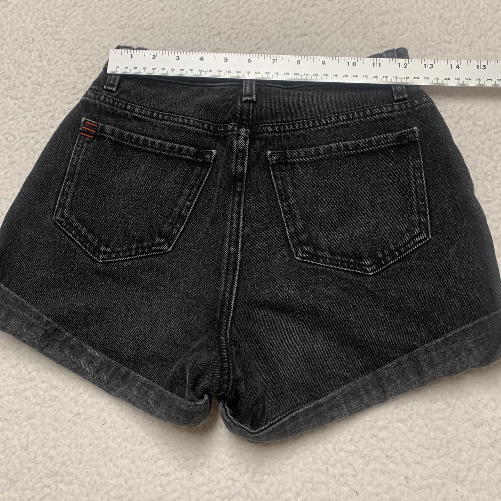 Shorts vaqueros Mom de tiro alto negros BDG para mujer, talla 25