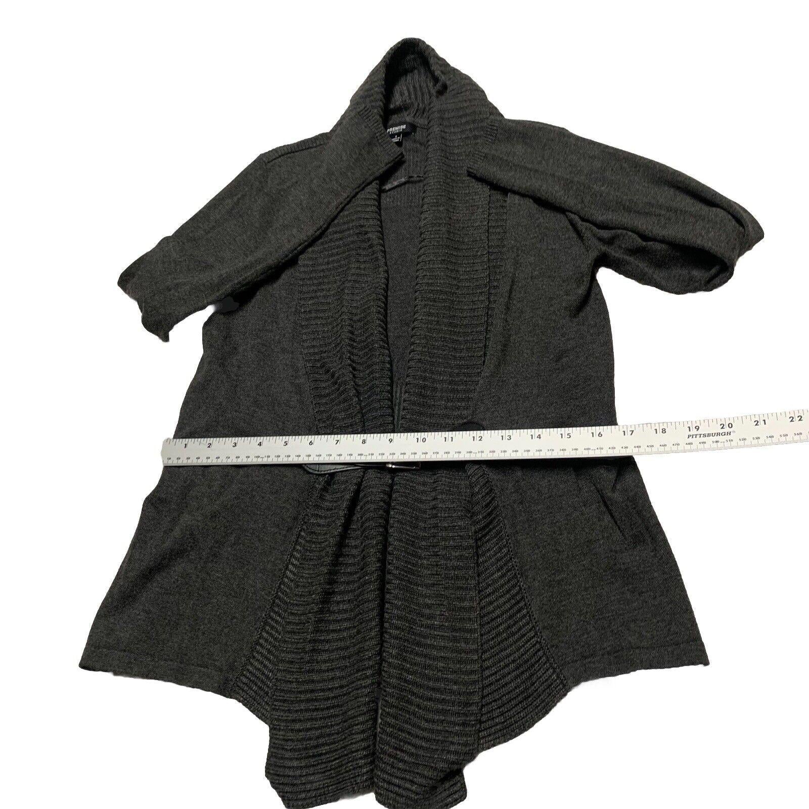 Suéter Premise Studio de punto suave gris pequeño con hebilla frontal abierta en cascada para mujer