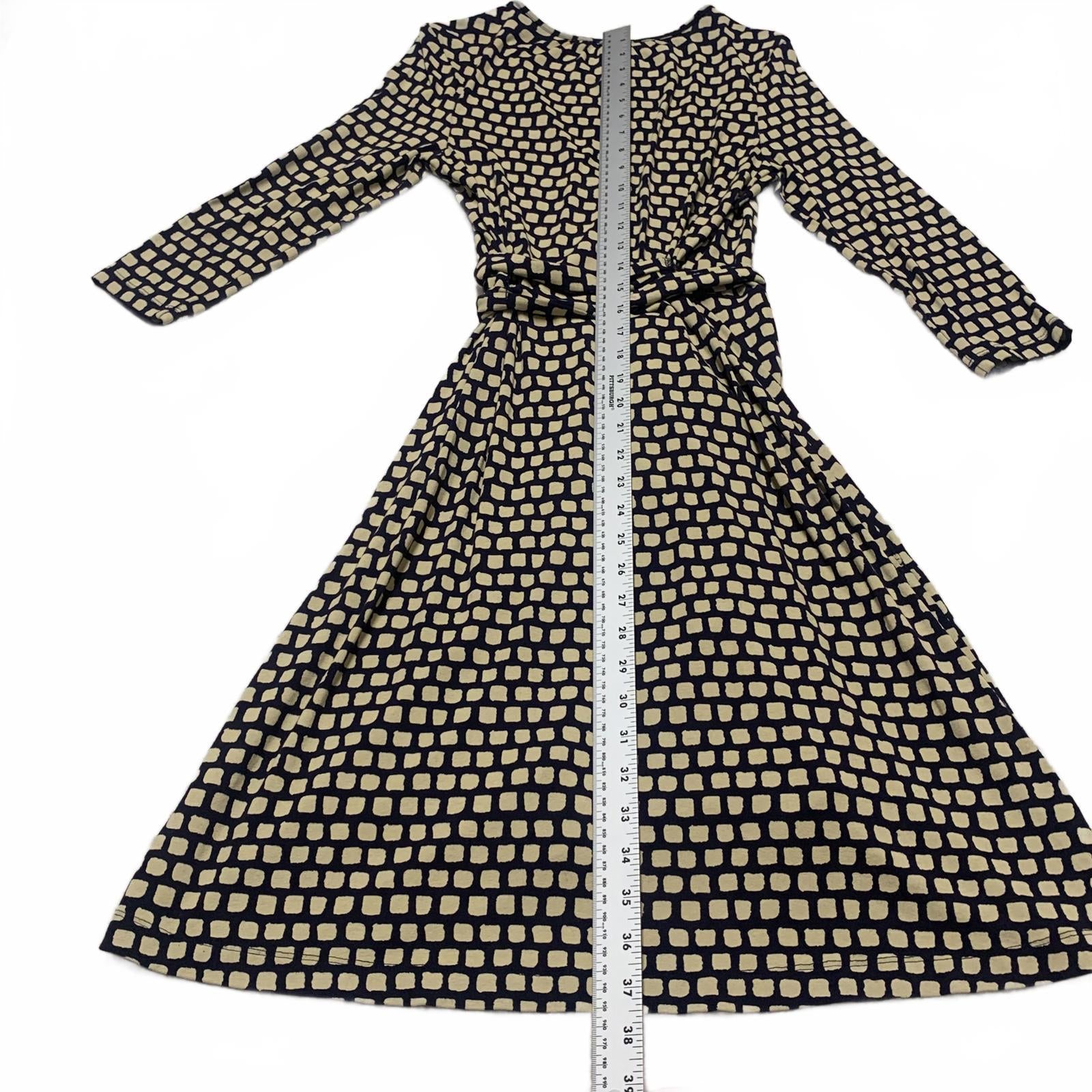 Vestido cruzado con escote en V y mangas 3/4 en color beige y negro de Banana Republic para mujer