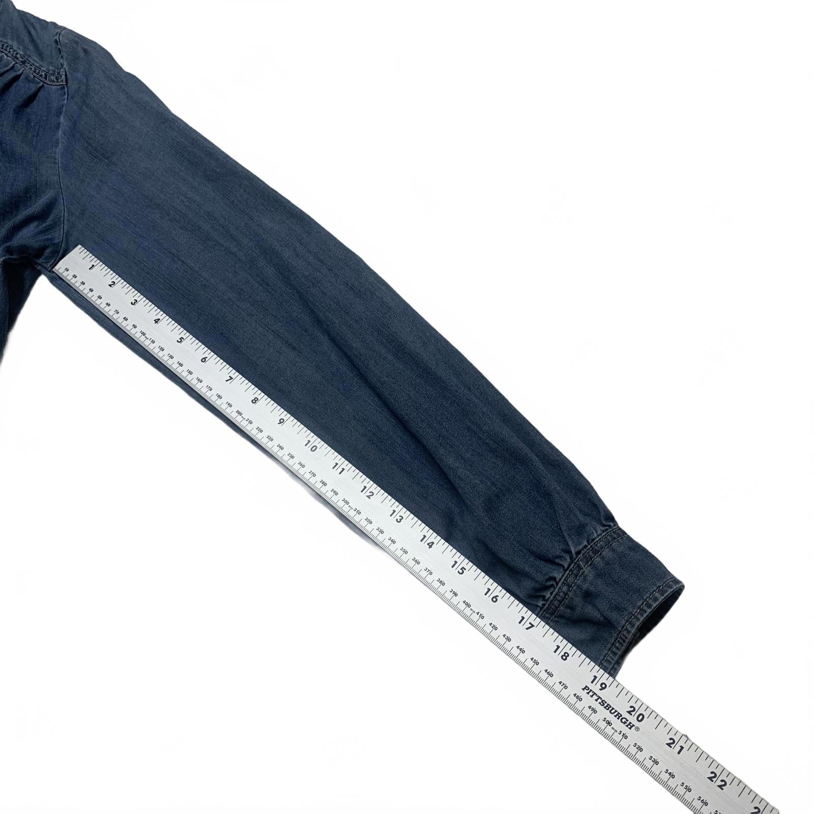 Camisa informal con botones de mezclilla suave azul claro medio para mujer de Kenar