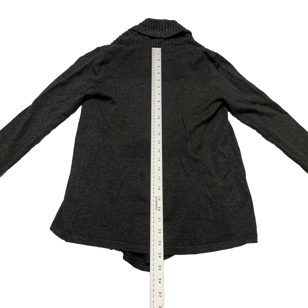 Suéter Premise Studio de punto suave gris pequeño con hebilla frontal abierta en cascada para mujer