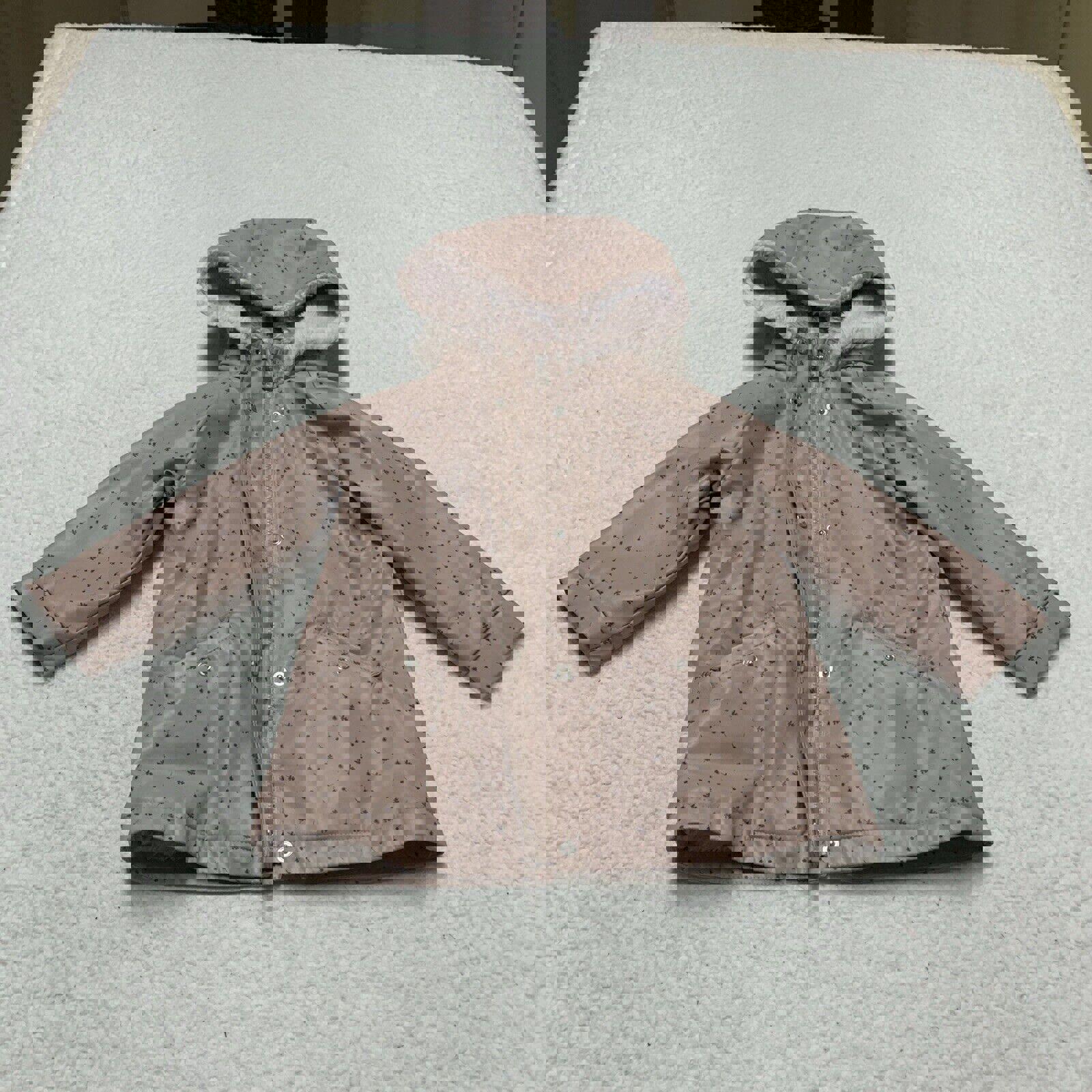 Chaqueta impermeable con capucha y forro polar con estampado floral rosa para niña de Zara, talla 3-4 años