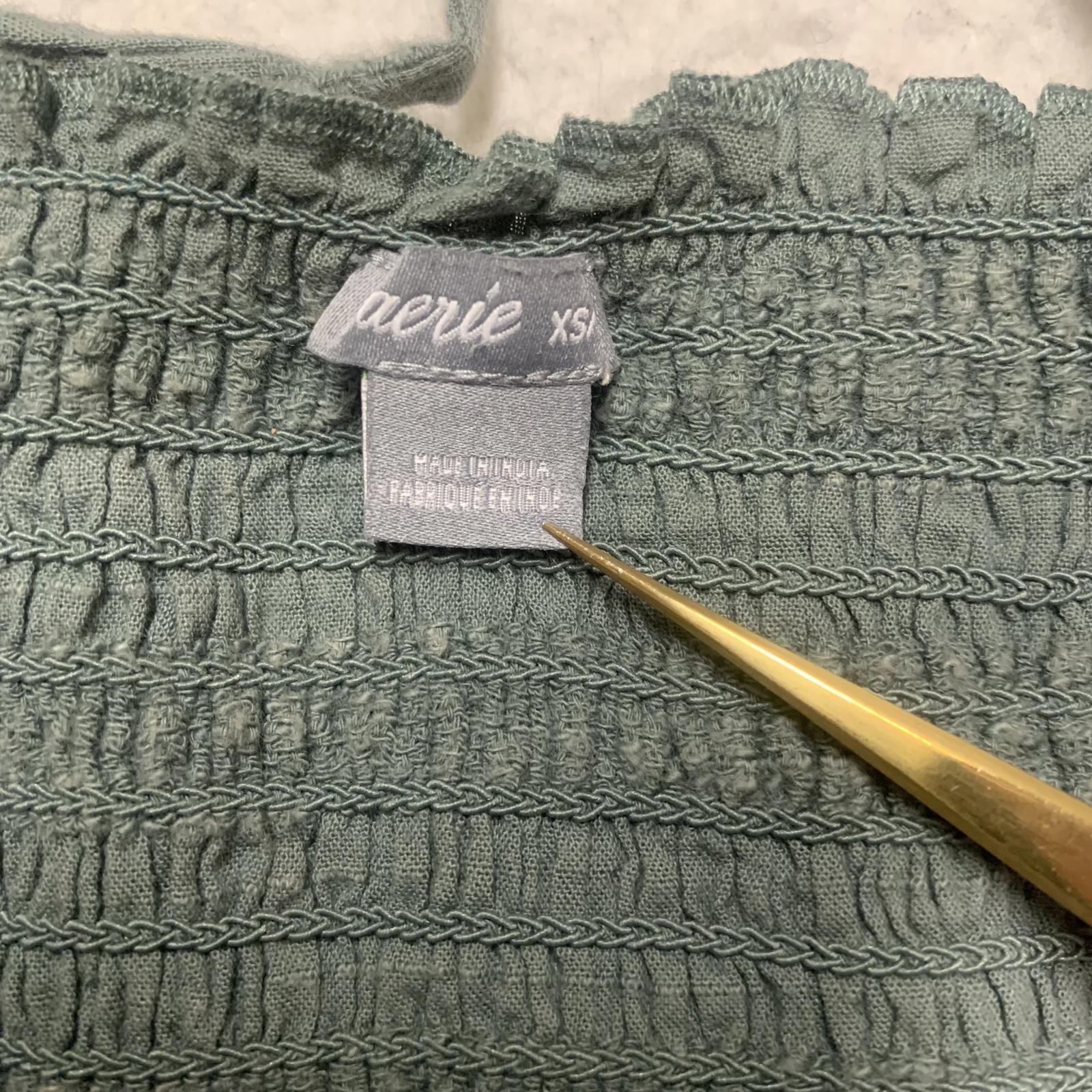 Vestido midi verde fruncido Aerie para mujer, talla XS, con botones en el exterior y tirantes sin mangas