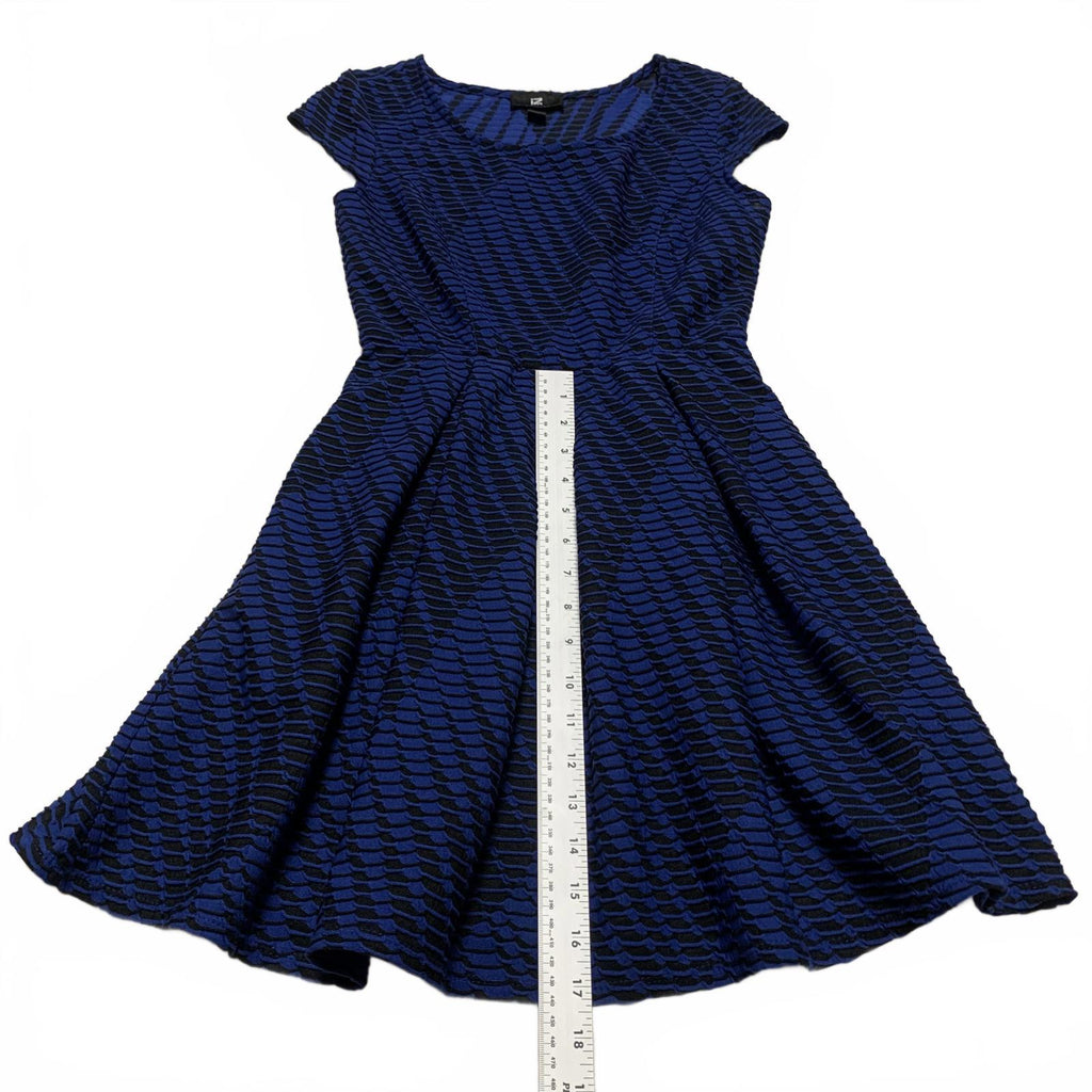 Vestido IZ Byer de corte A texturizado azul y negro talla XS para mujer