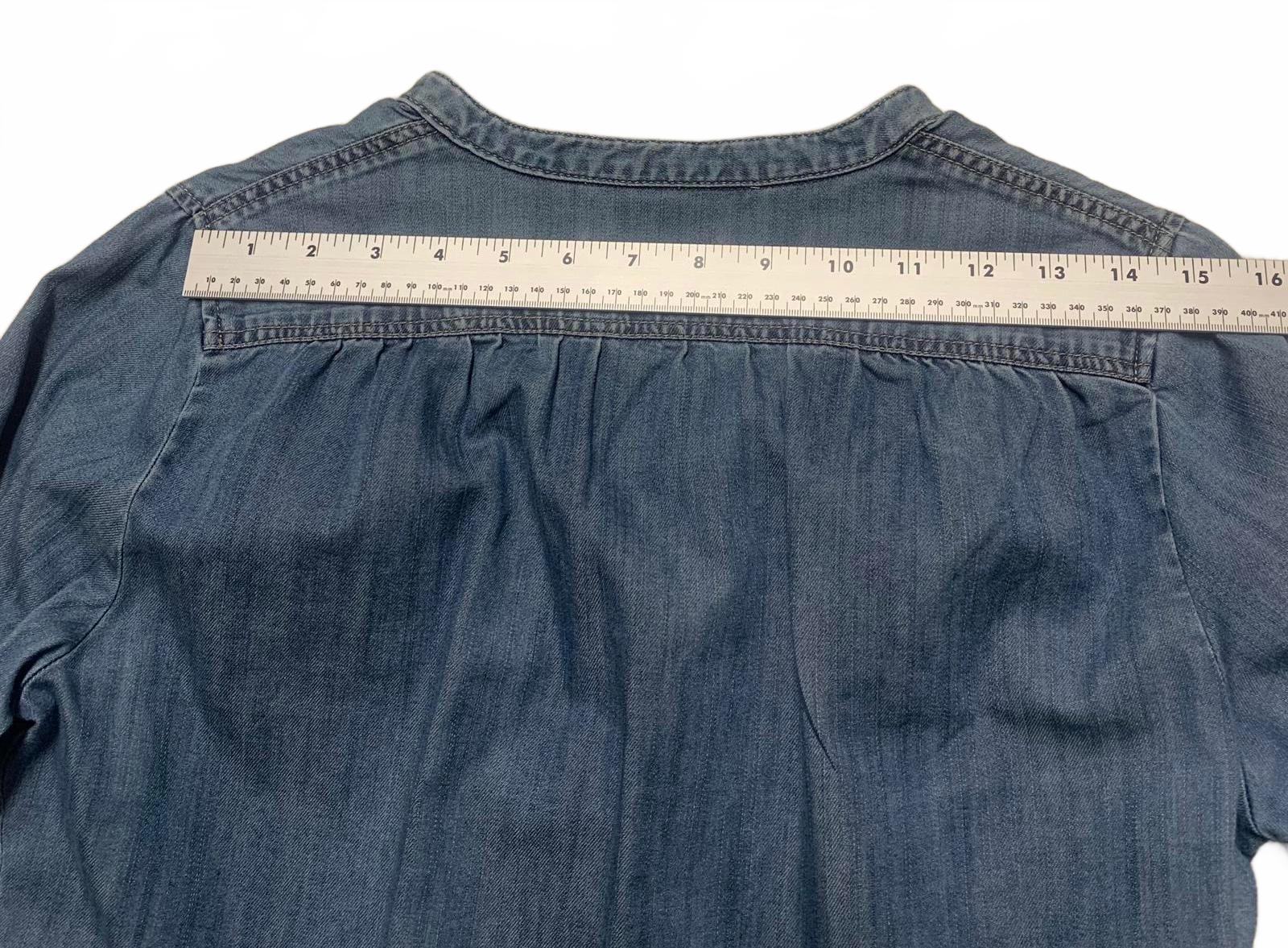 Camisa informal con botones de mezclilla suave azul claro medio para mujer de Kenar