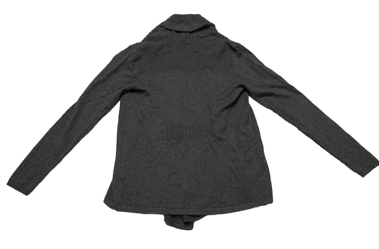 Suéter Premise Studio de punto suave gris pequeño con hebilla frontal abierta en cascada para mujer