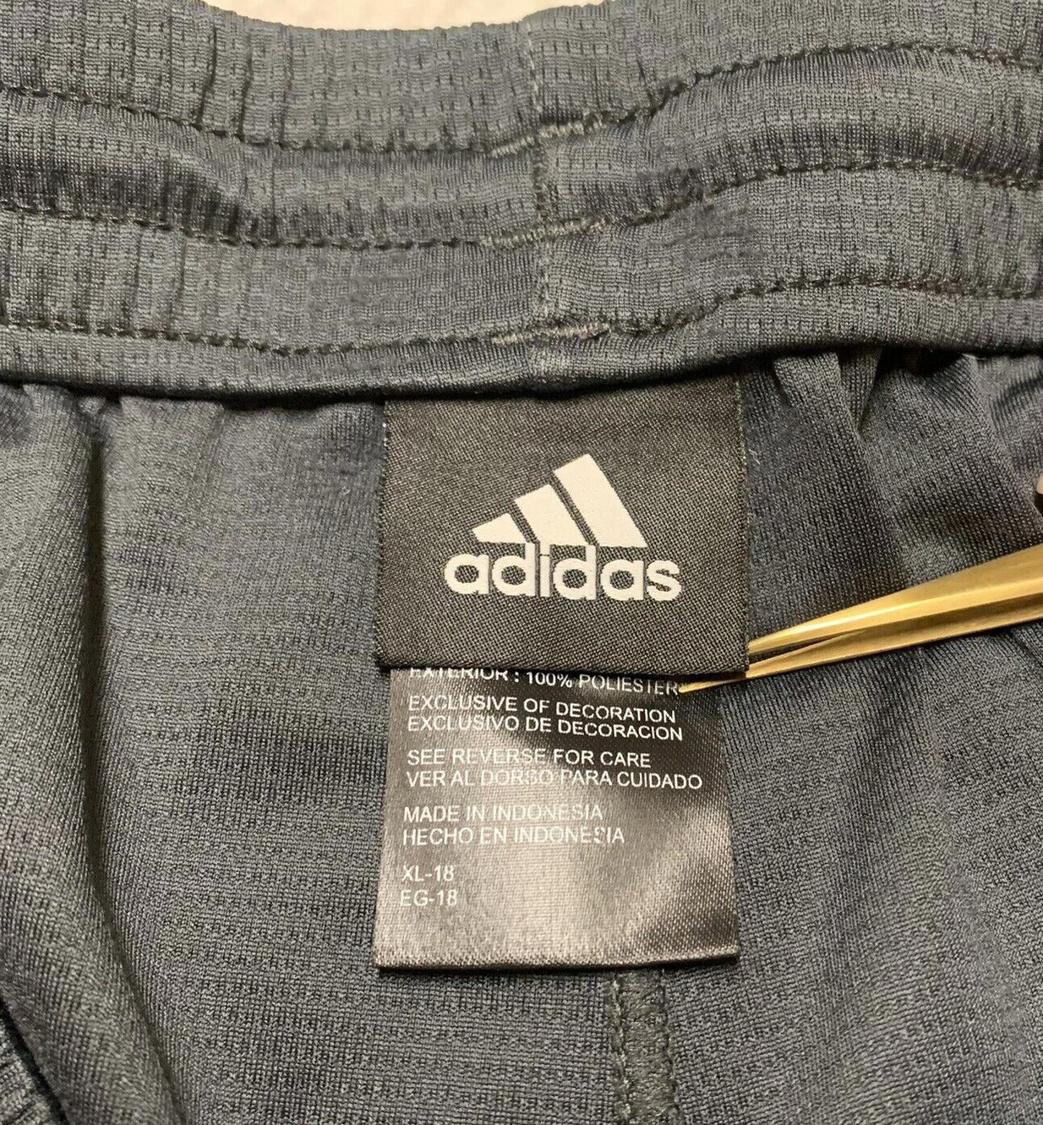 Pantalón corto deportivo Adidas para niño, talla XL 18, color gris oscuro y naranja, con 3 rayas - Baloncesto