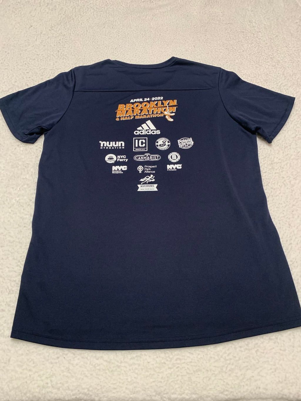 Camiseta Adidas Aeroready para el Maratón de Brooklyn 2022 (talla XL), color azul marino