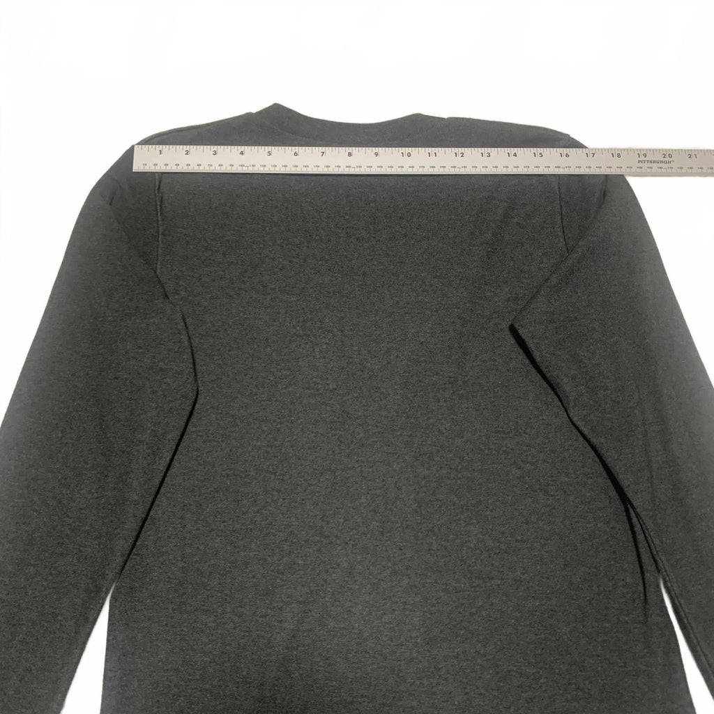Suéter tipo cárdigan minimalista con botones en gris carbón de Flatseven para mujer, talla M