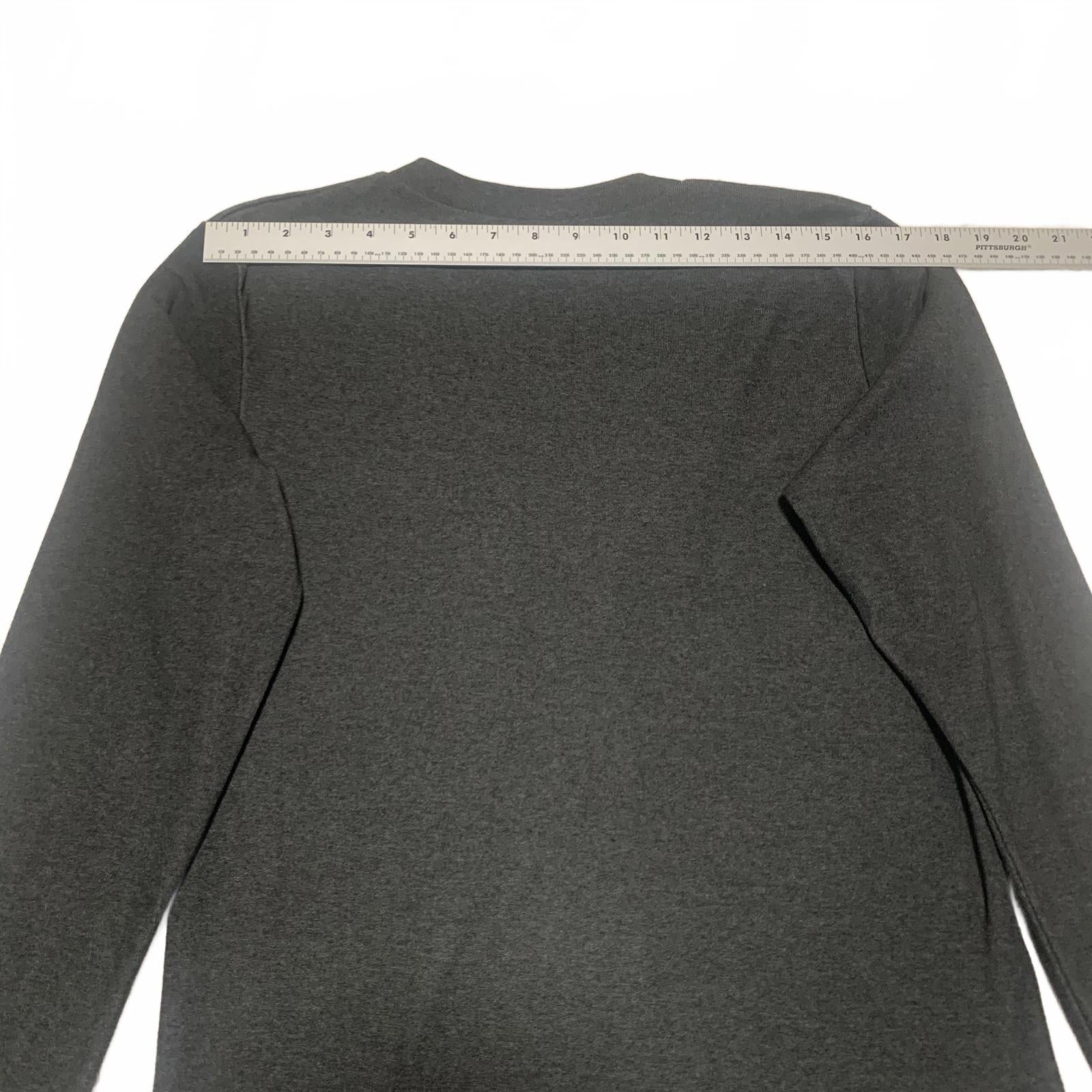 Suéter tipo cárdigan minimalista con botones en gris carbón de Flatseven para mujer, talla M