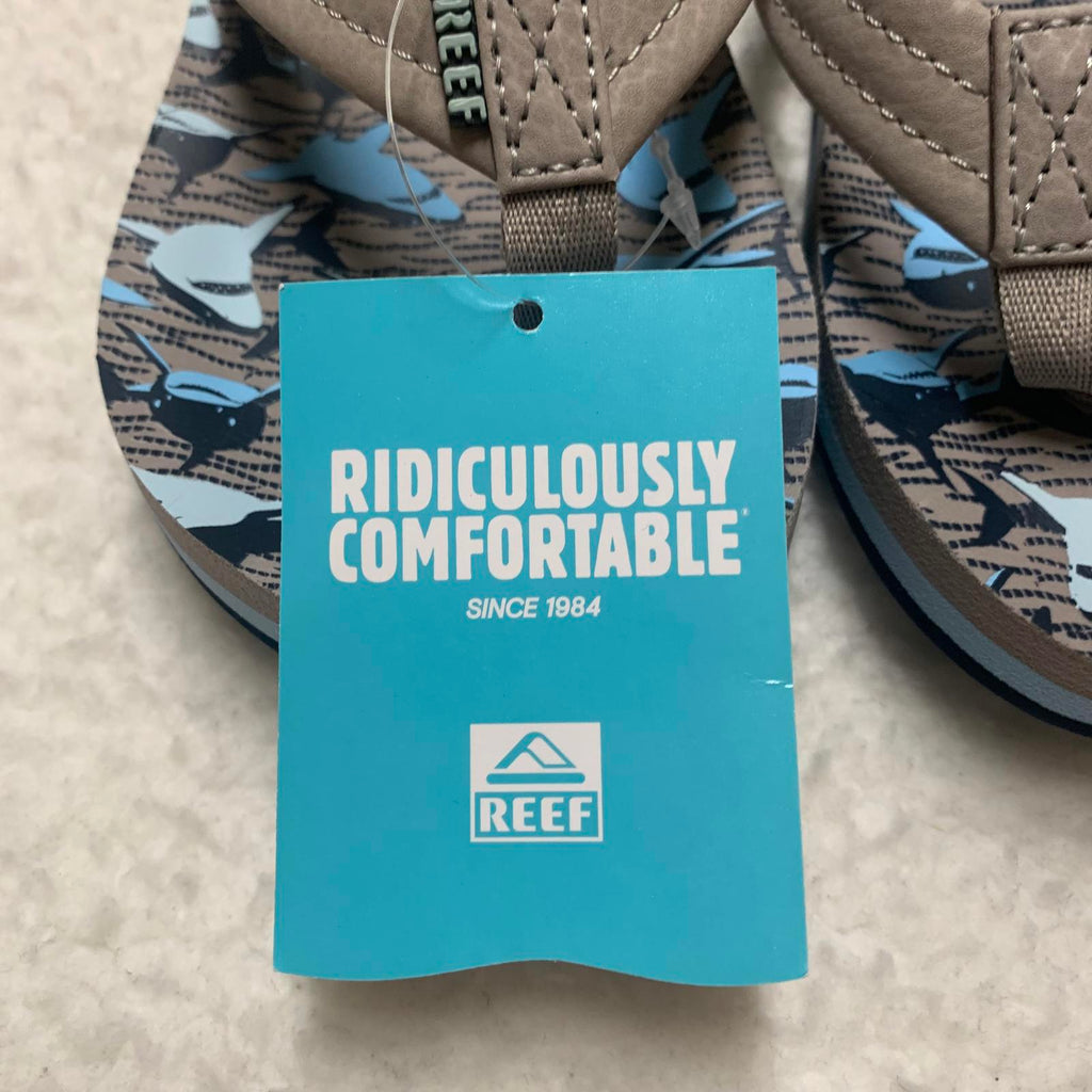 Chanclas Reef Kids Ahi talla 3 color canela con diseño de tiburones, divertidas y elegantes