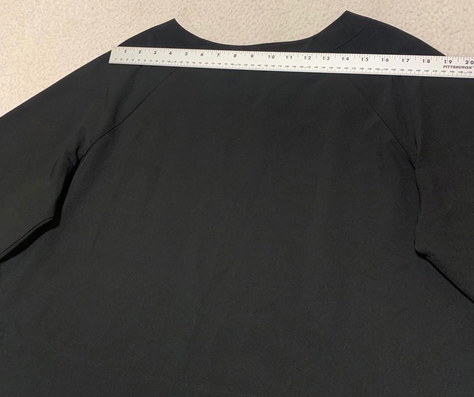 Top corto minimalista de gran tamaño con cuello en V negro para mujer, talla extragrande, de Prologue