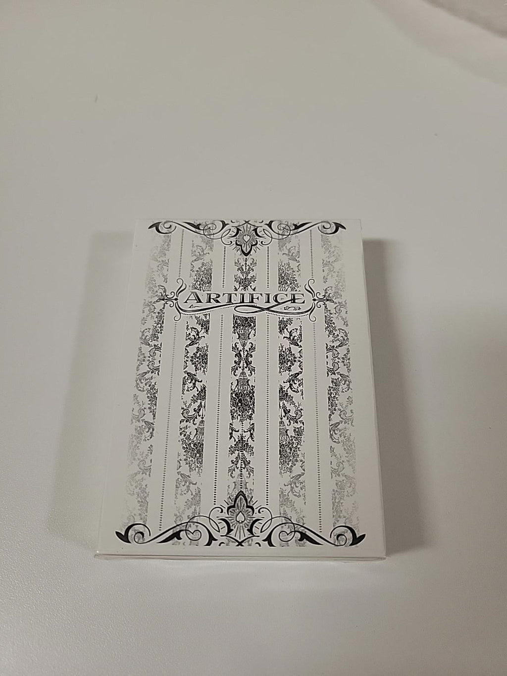 Baraja elegante blanca y negra de The Ellusionist Artifice