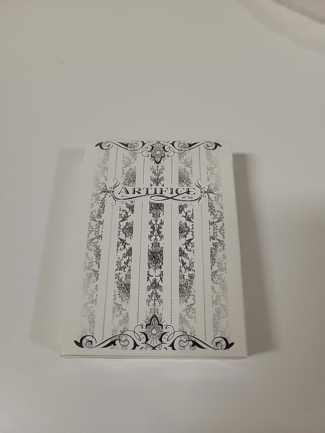 Baraja elegante blanca y negra de The Ellusionist Artifice