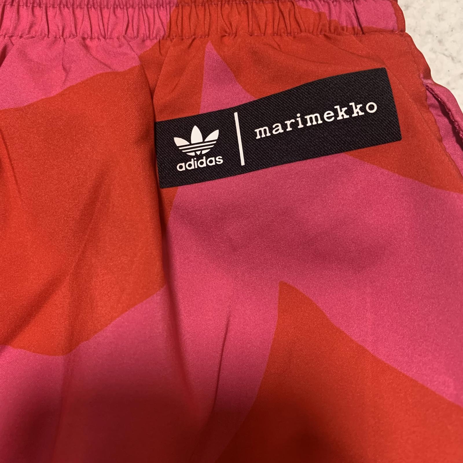 Pantalones deportivos Adidas Marimekko Primegreen para mujer, talla 8-10, color rojo fucsia