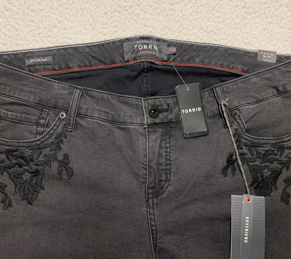 Vaqueros boyfriend con bordado floral negro Torrid Premium para mujer, talla 16R