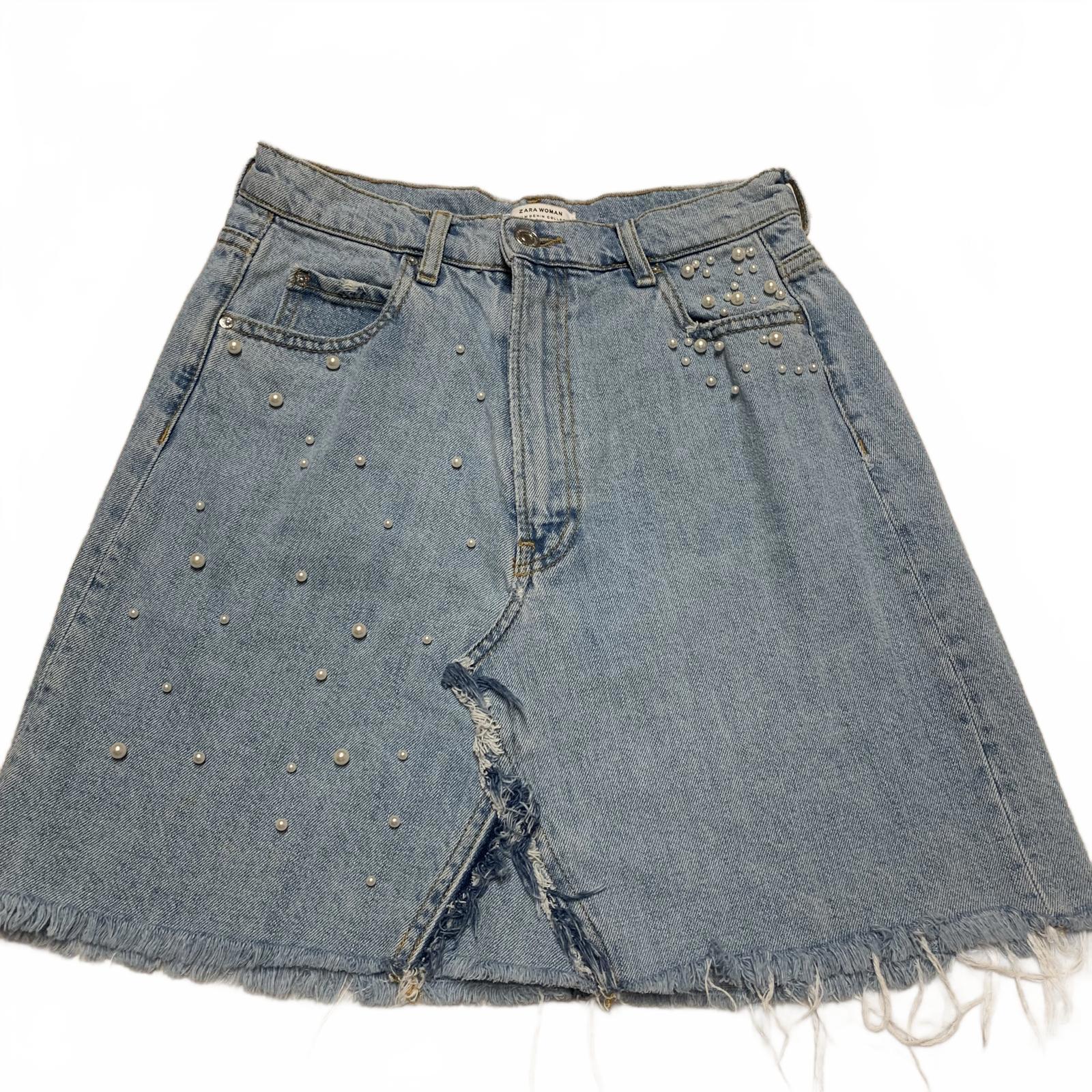 Falda vaquera desgastada azul claro para mujer de Zara, talla M, con detalles de cuentas de perla