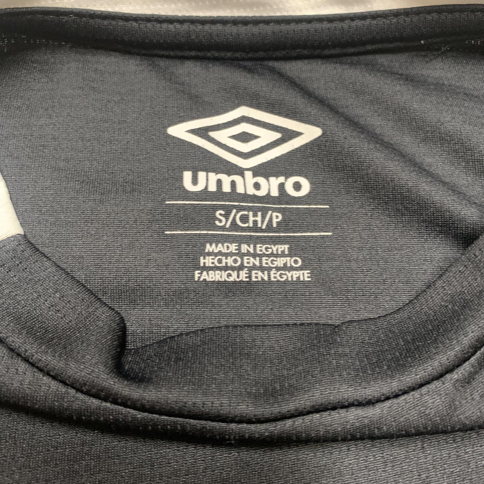Camiseta de fútbol unisex Umbro NYC Footy negra, talla pequeña para jóvenes