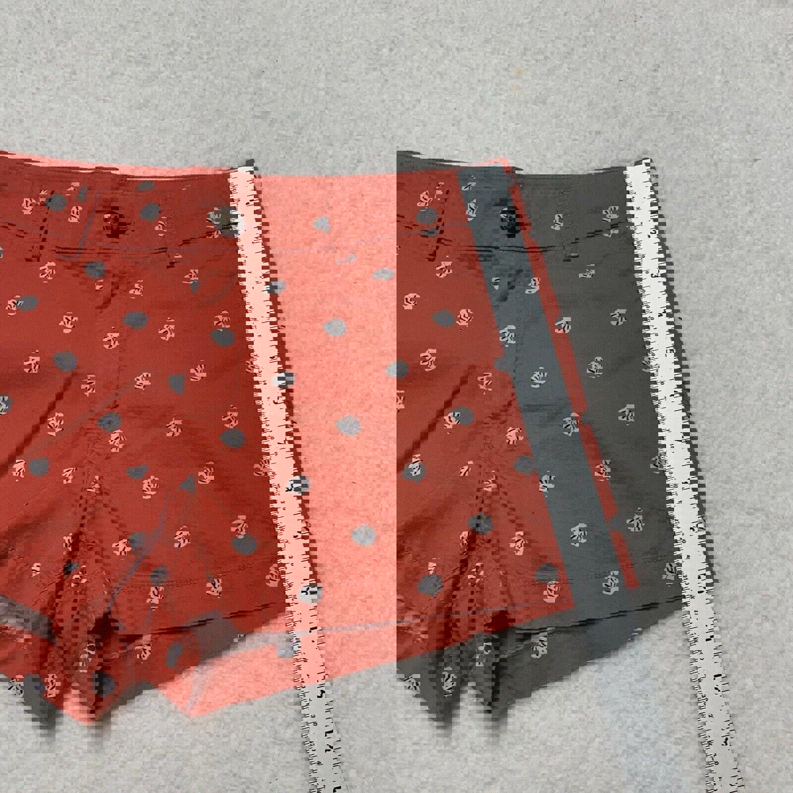 Pantalones cortos Uniqlo con estampado de conchas marinas, talla 2, parte delantera plana, color coral