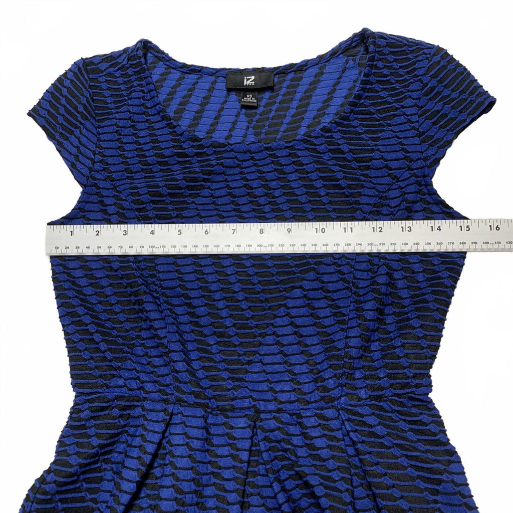 Vestido IZ Byer de corte A texturizado azul y negro talla XS para mujer