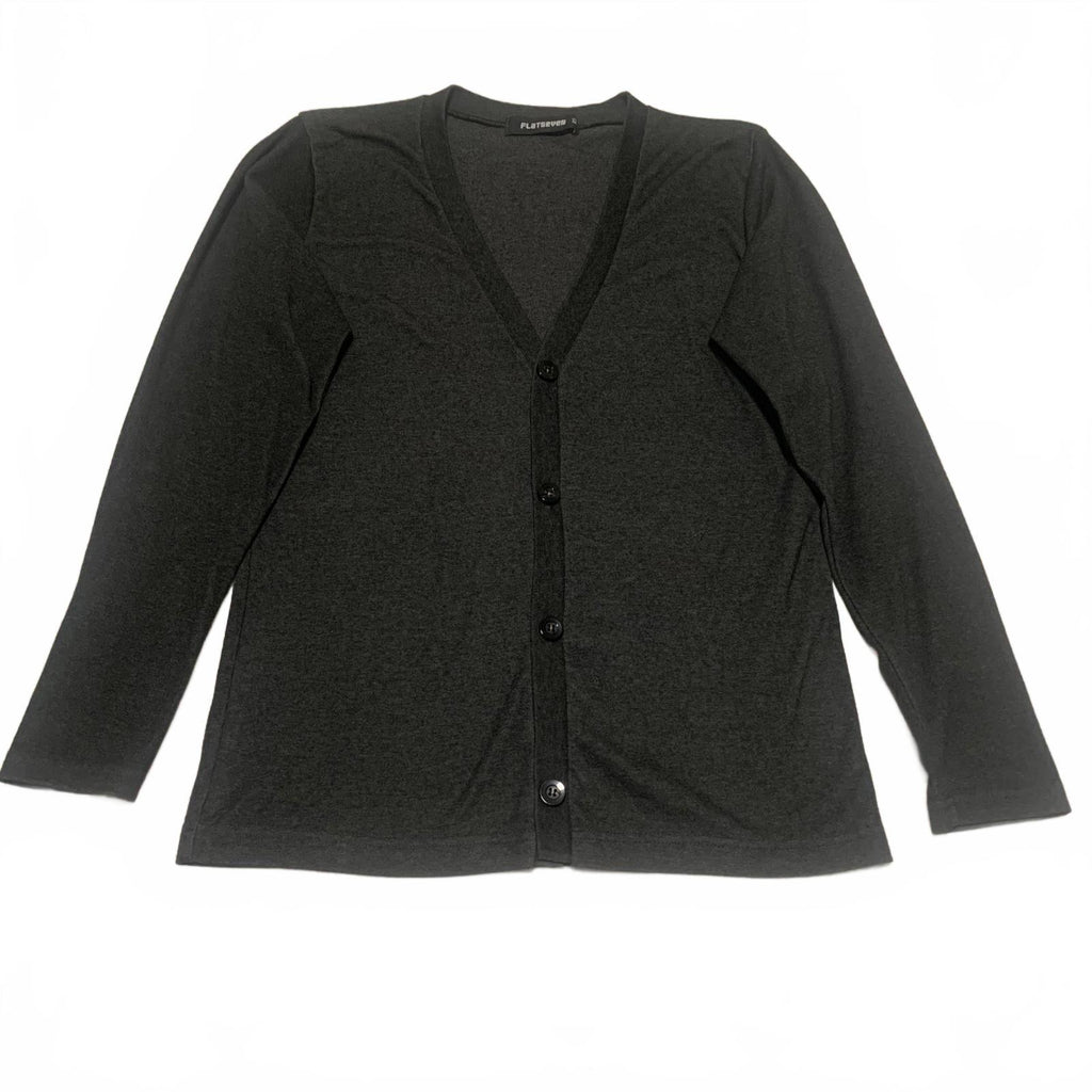 Suéter tipo cárdigan minimalista con botones en gris carbón de Flatseven para mujer, talla M