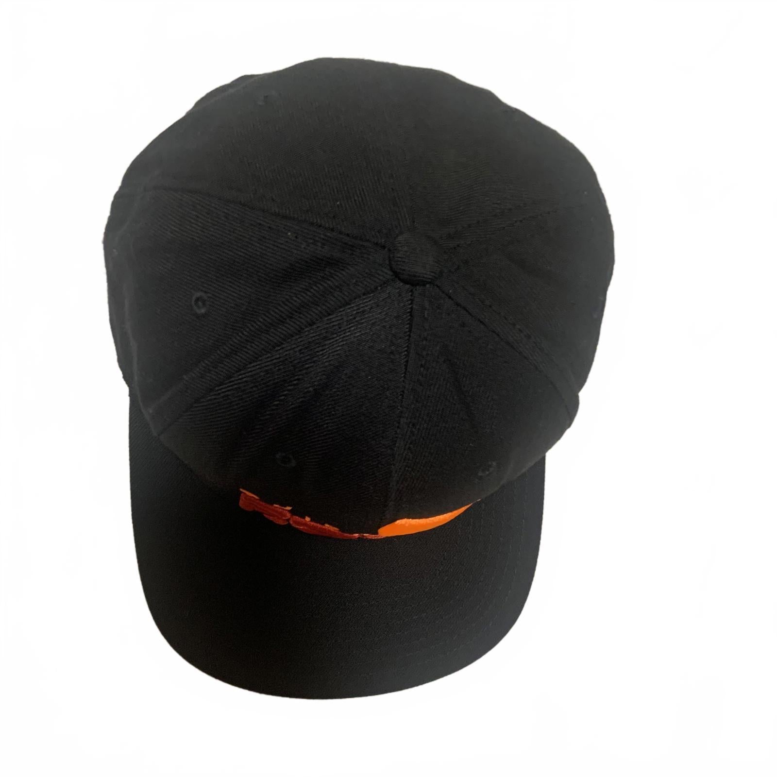 Gorra de béisbol clásica negra con cierre a presión y bordado naranja "Quiero Romi"