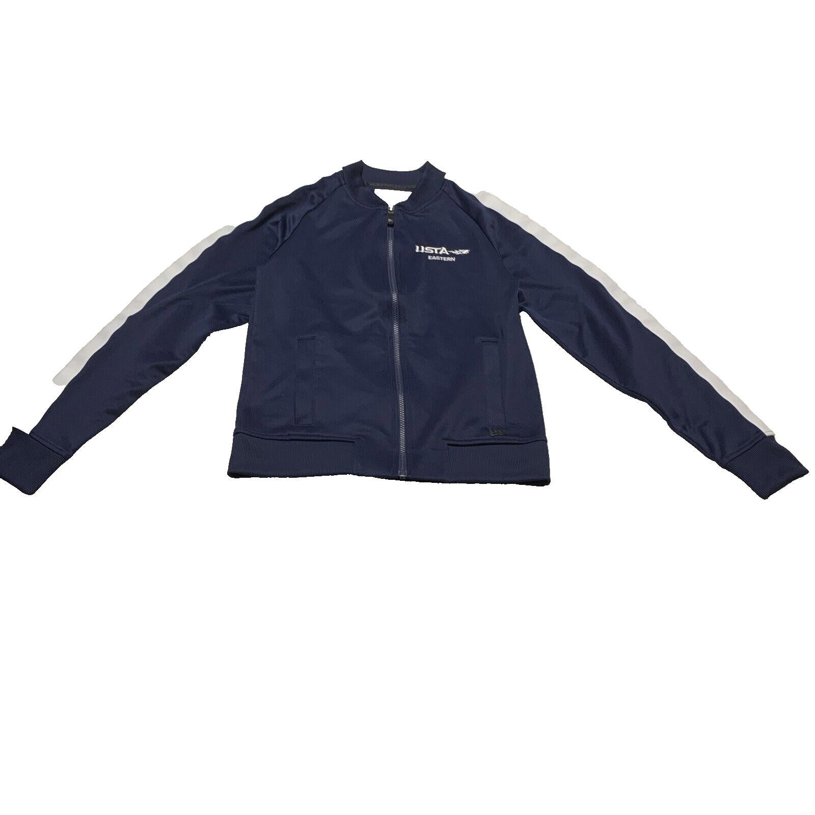 Chaqueta deportiva universitaria New Era azul marino con cuello de béisbol y cremallera completa, talla extra pequeña, para hombre