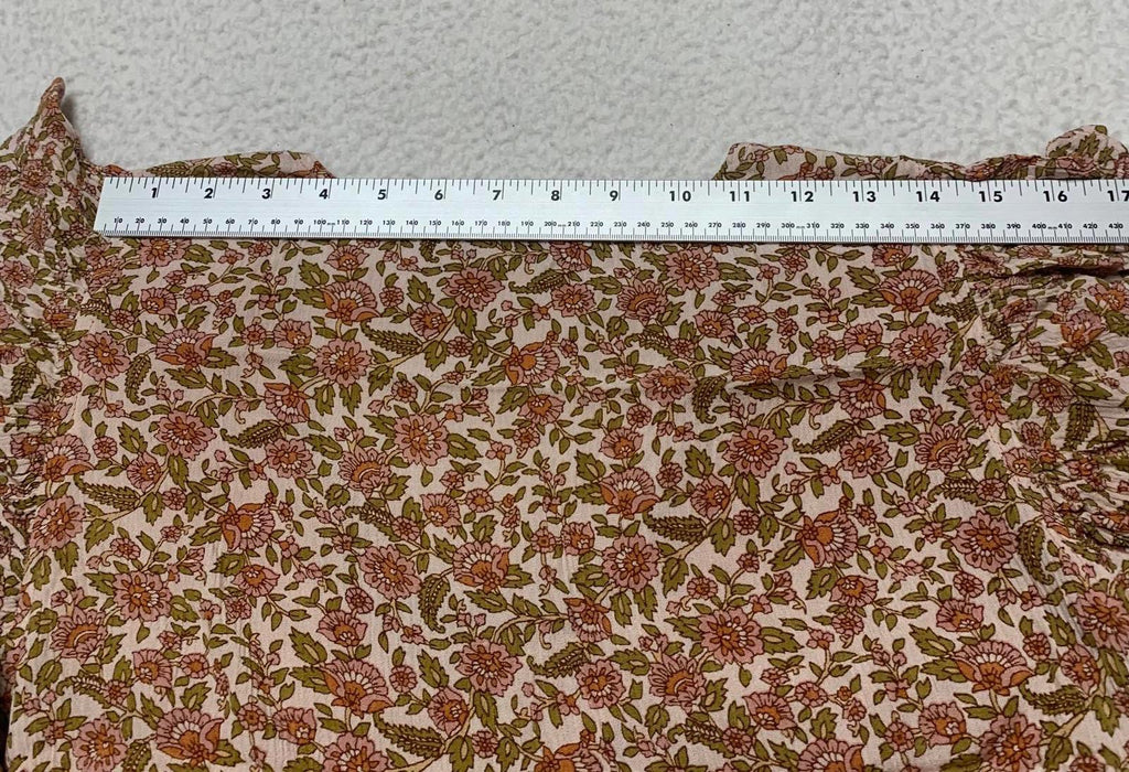 Blusa de manga corta con volantes y cuello en V floral talla grande para mujer de Black Tape India