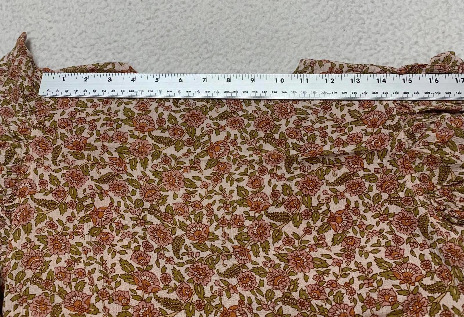 Blusa de manga corta con volantes y cuello en V floral talla grande para mujer de Black Tape India