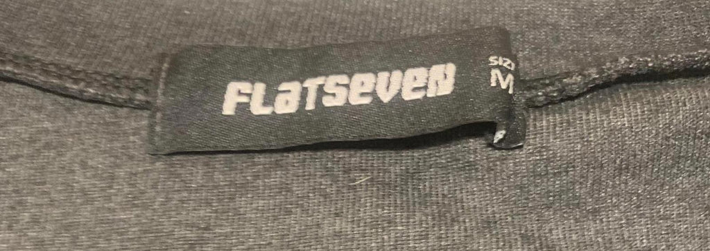 Suéter tipo cárdigan minimalista con botones en gris carbón de Flatseven para mujer, talla M