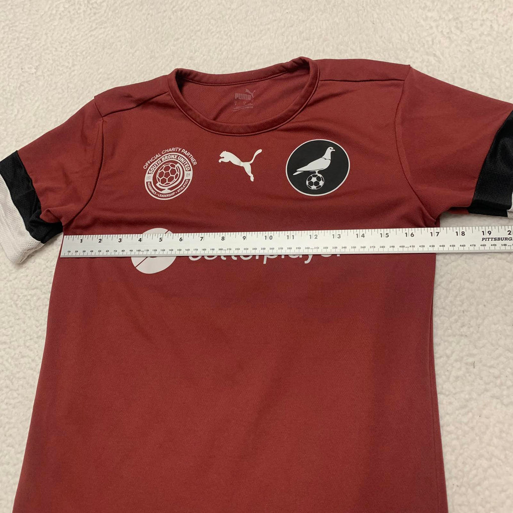 Camiseta de fútbol PUMA NYC Footy para hombre, talla S, color burdeos