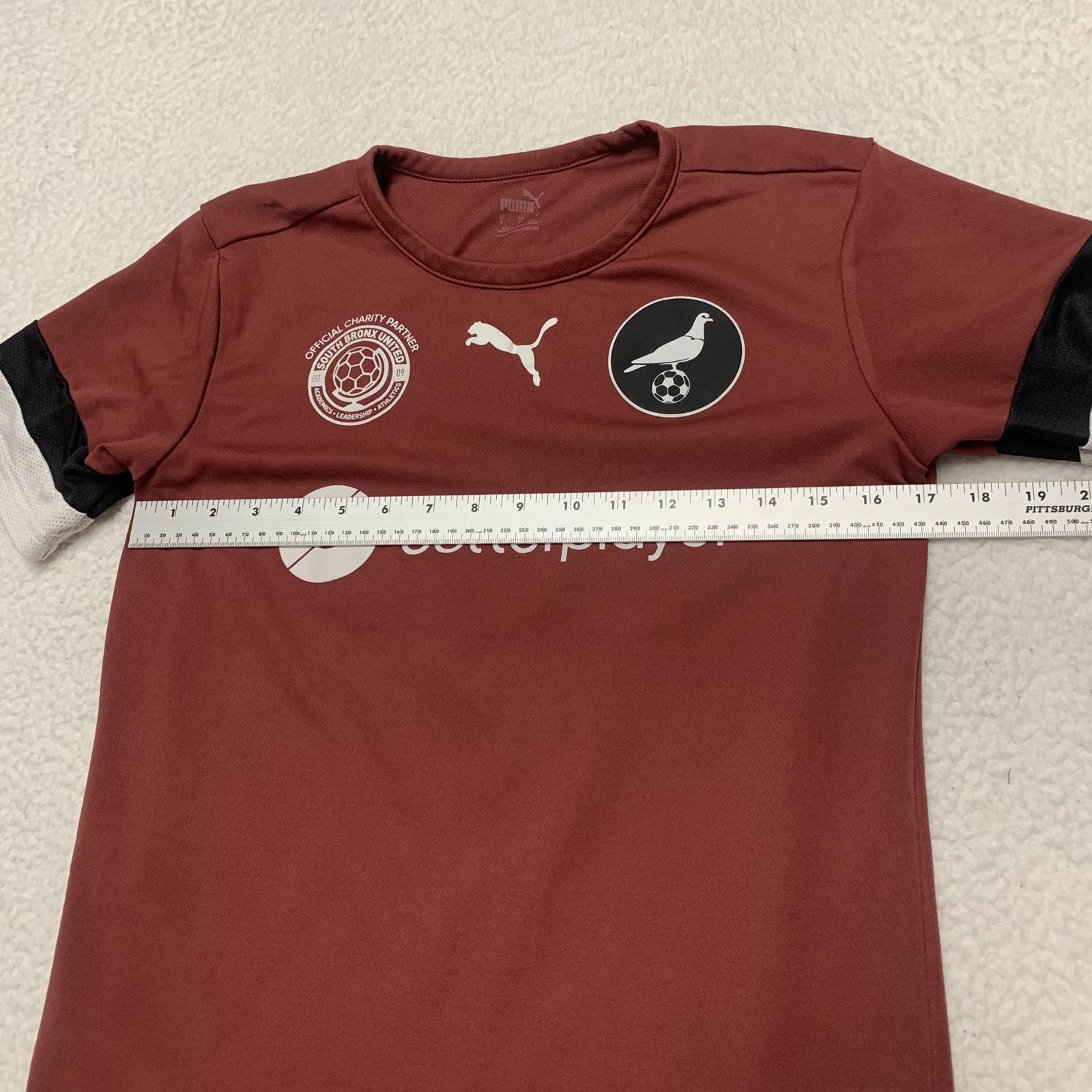 Camiseta de fútbol PUMA NYC Footy para hombre, talla S, color burdeos