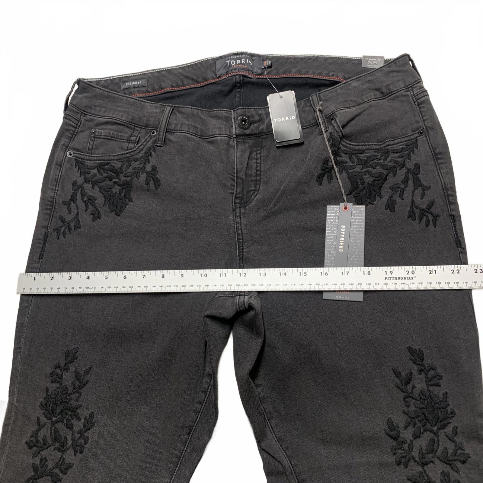 Vaqueros boyfriend con bordado floral negro Torrid Premium para mujer, talla 16R