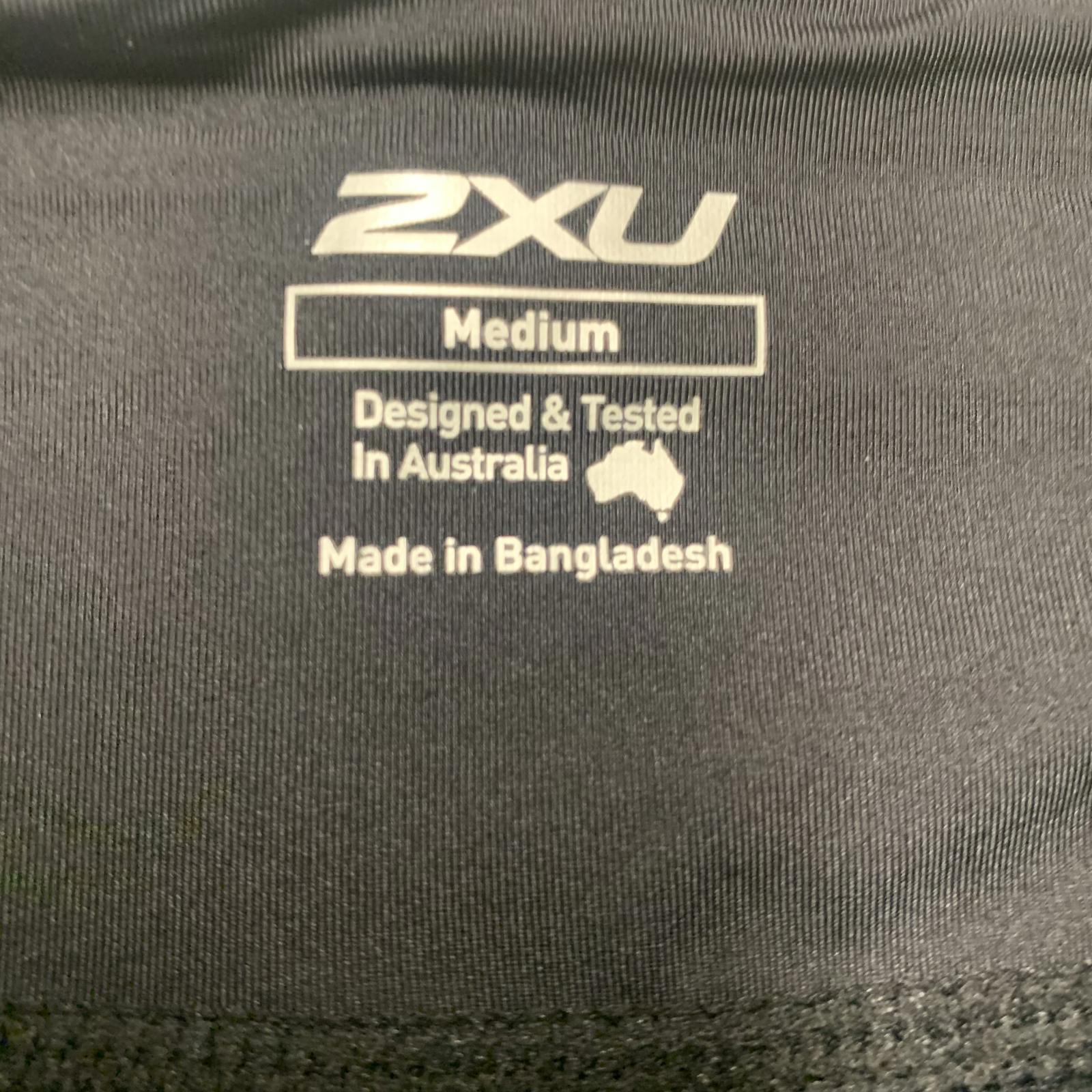 Pantalones cortos de running negros 2XU para mujer, talla mediana, talla W32, nuevo