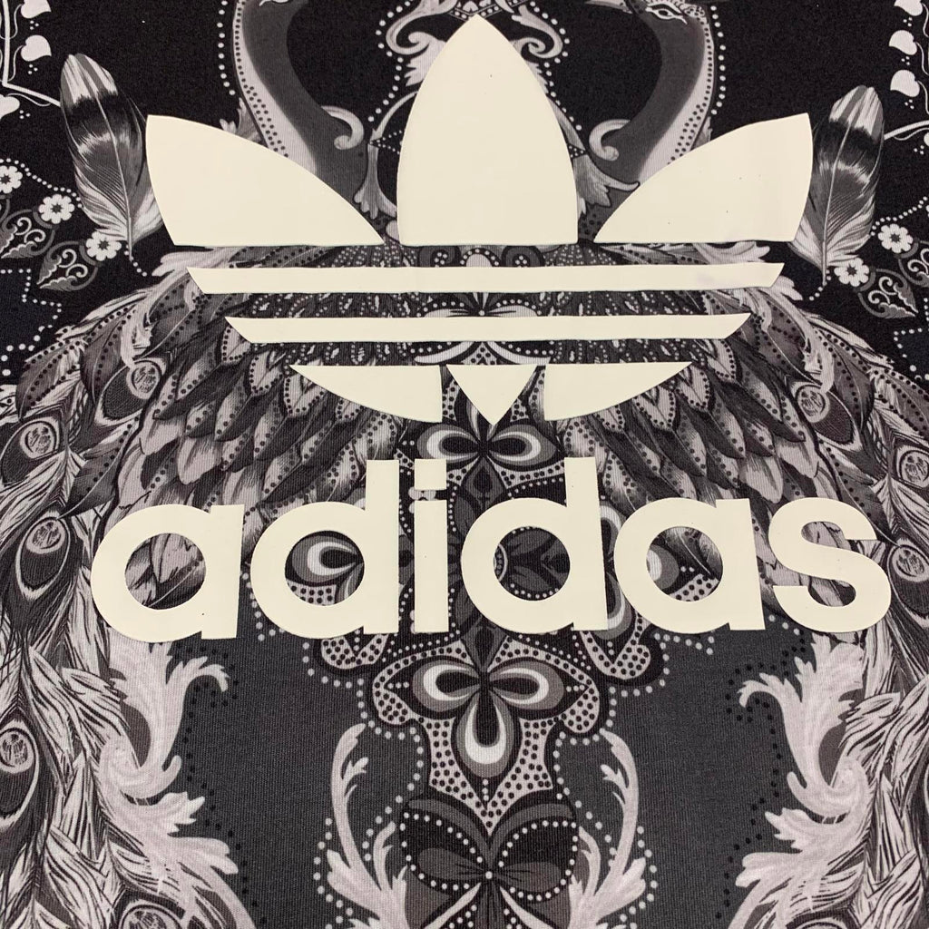 Camiseta negra Adidas talla S con diseño de logotipo gráfico de plumas de cachemira