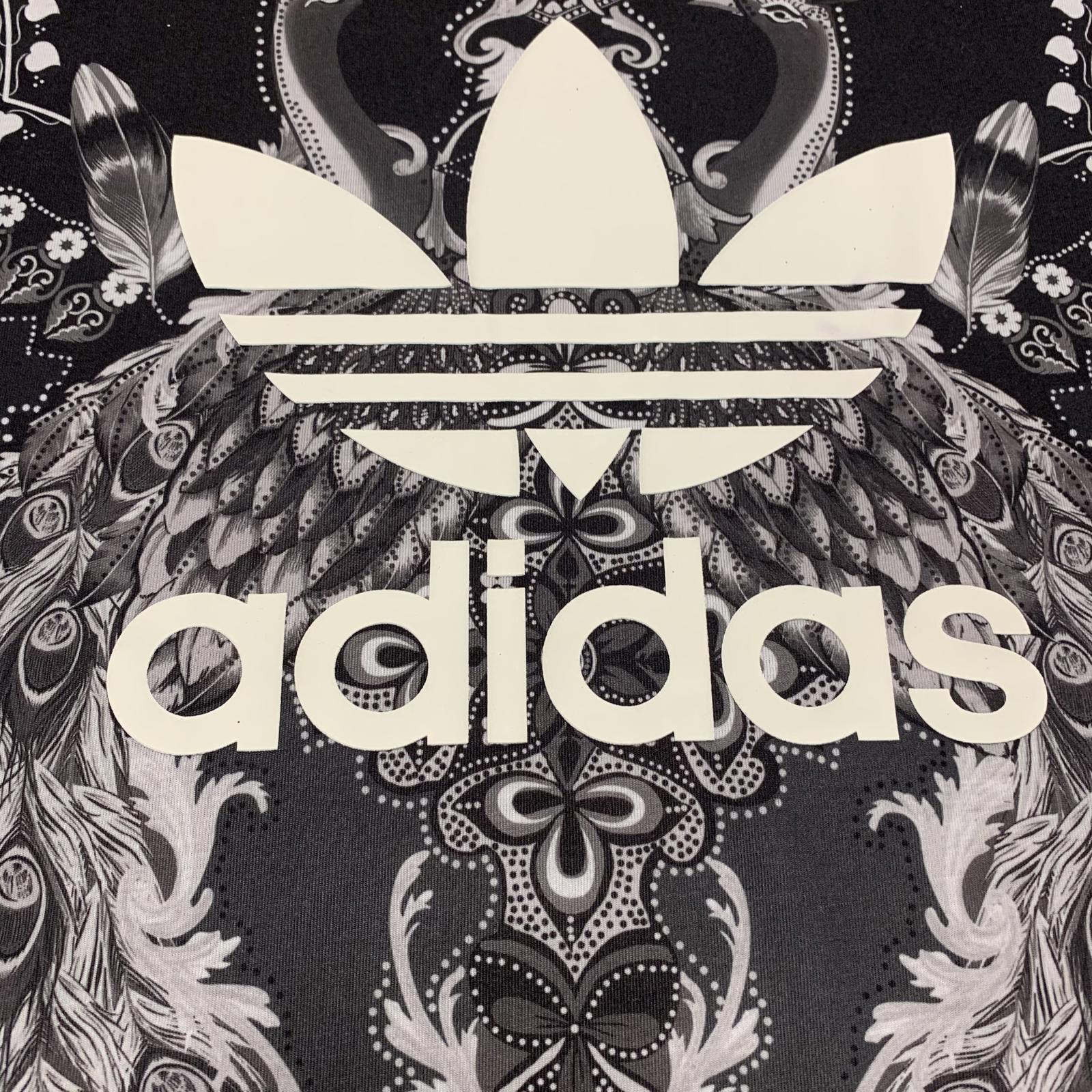 Camiseta negra Adidas talla S con diseño de logotipo gráfico de plumas de cachemira