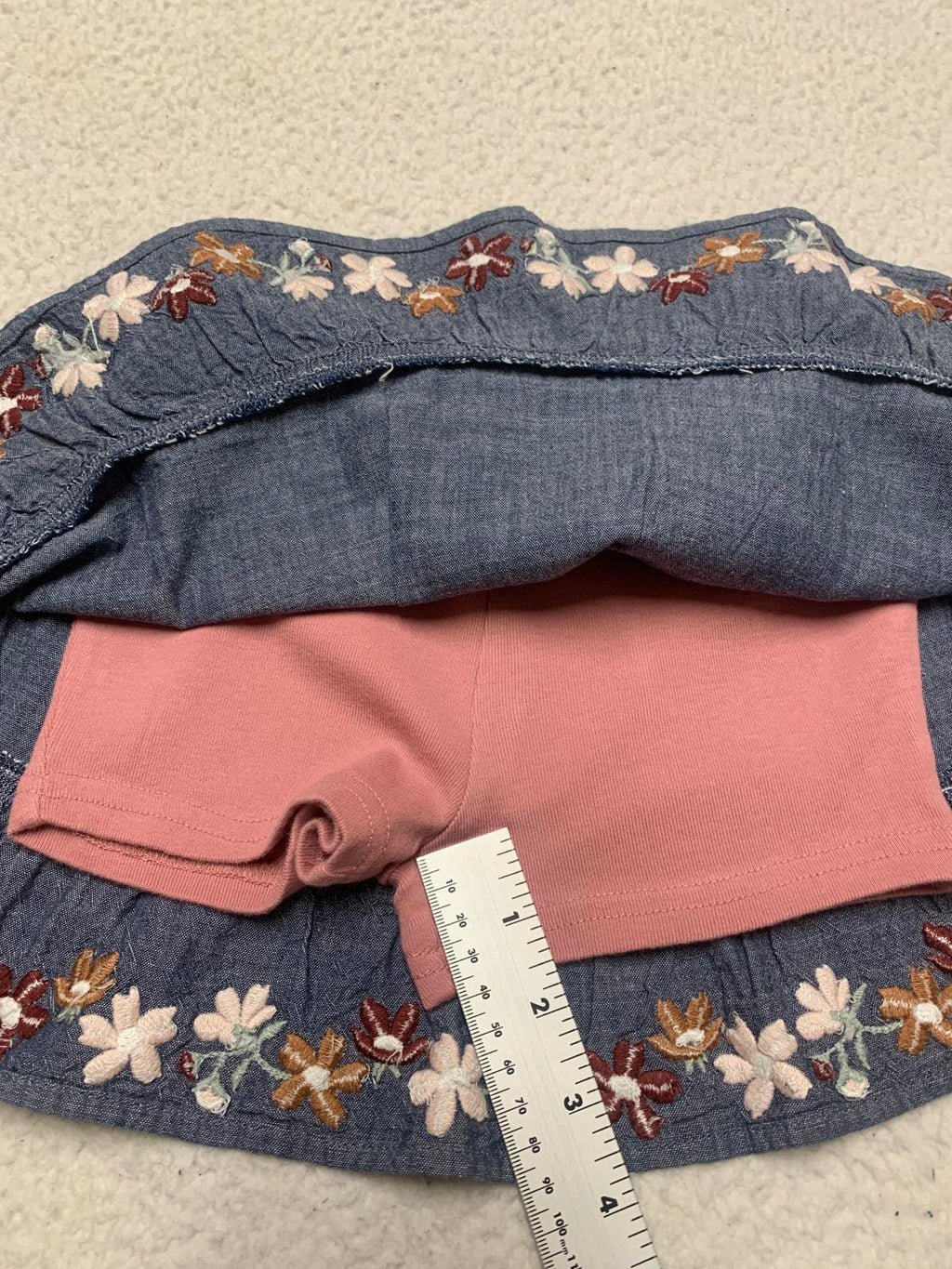 Falda vaquera azul con bordado floral y pantalones cortos rosas para niñas Gymboree talla 3T