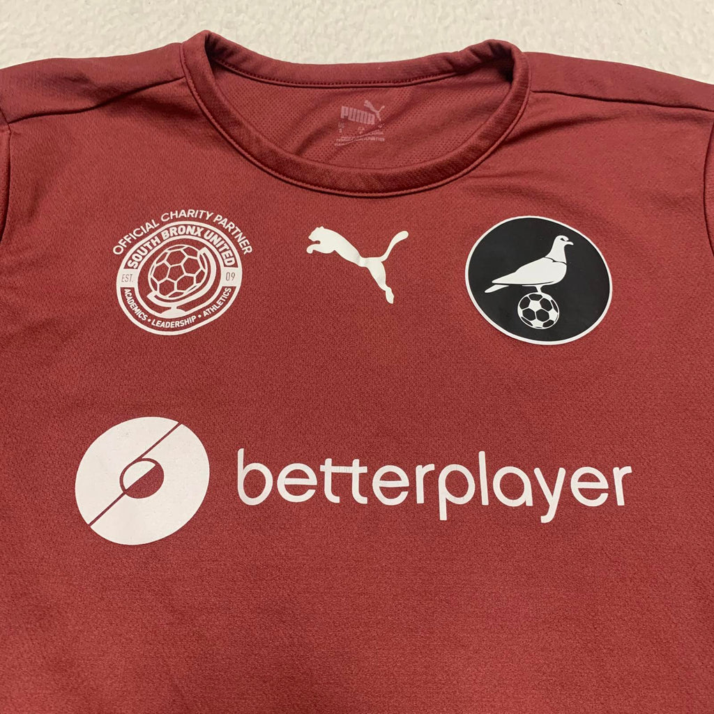 Camiseta de fútbol PUMA NYC Footy para hombre, talla S, color burdeos