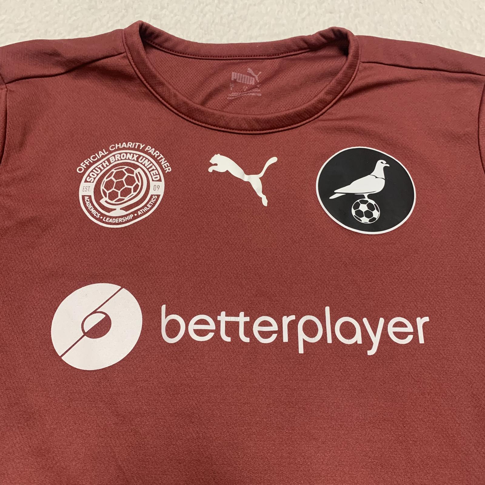 Camiseta de fútbol PUMA NYC Footy para hombre, talla S, color burdeos