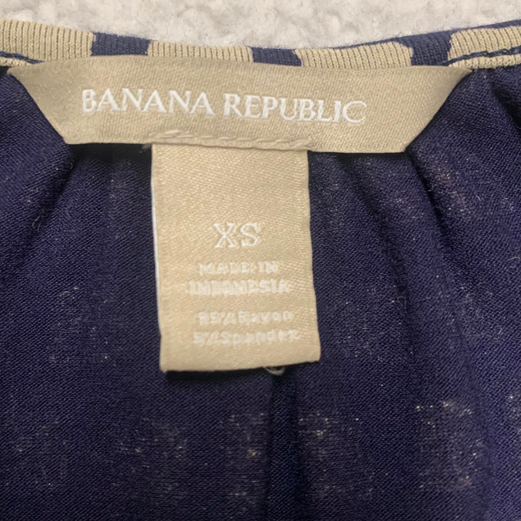 Vestido cruzado con escote en V y mangas 3/4 en color beige y negro de Banana Republic para mujer